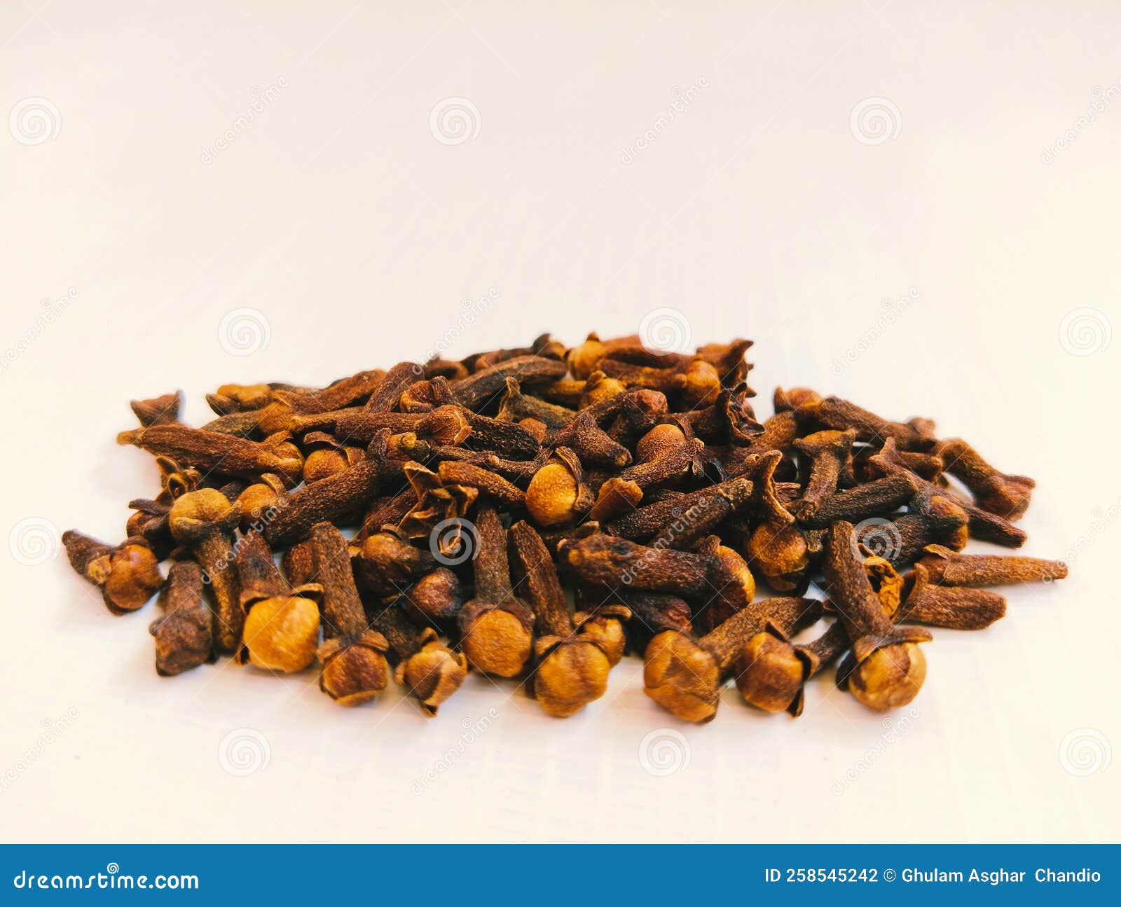 clove indian-cloves laung clavo clou de girofle chiodo di garofano qurnafl nelke dry brown spice closeup view image photo