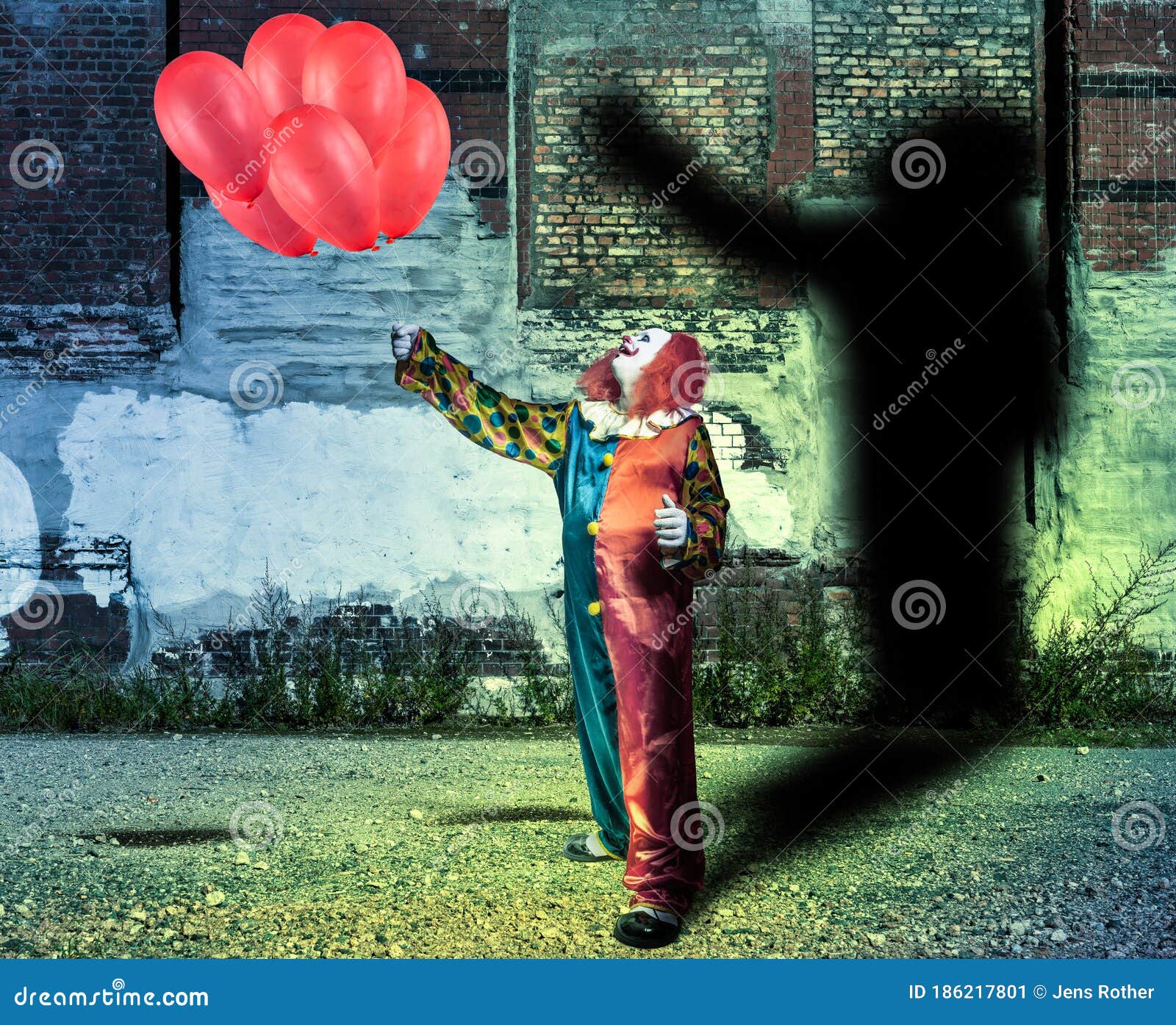 Clown Avec Les Ballons Rouges Devant Un Mur Avec L Ombre Image Stock Image Du Horreur Fete Clown Avec Les Ballons Rouges Devant Un Mur Avec L Ombre Image Stock Image Du Horreur Fete