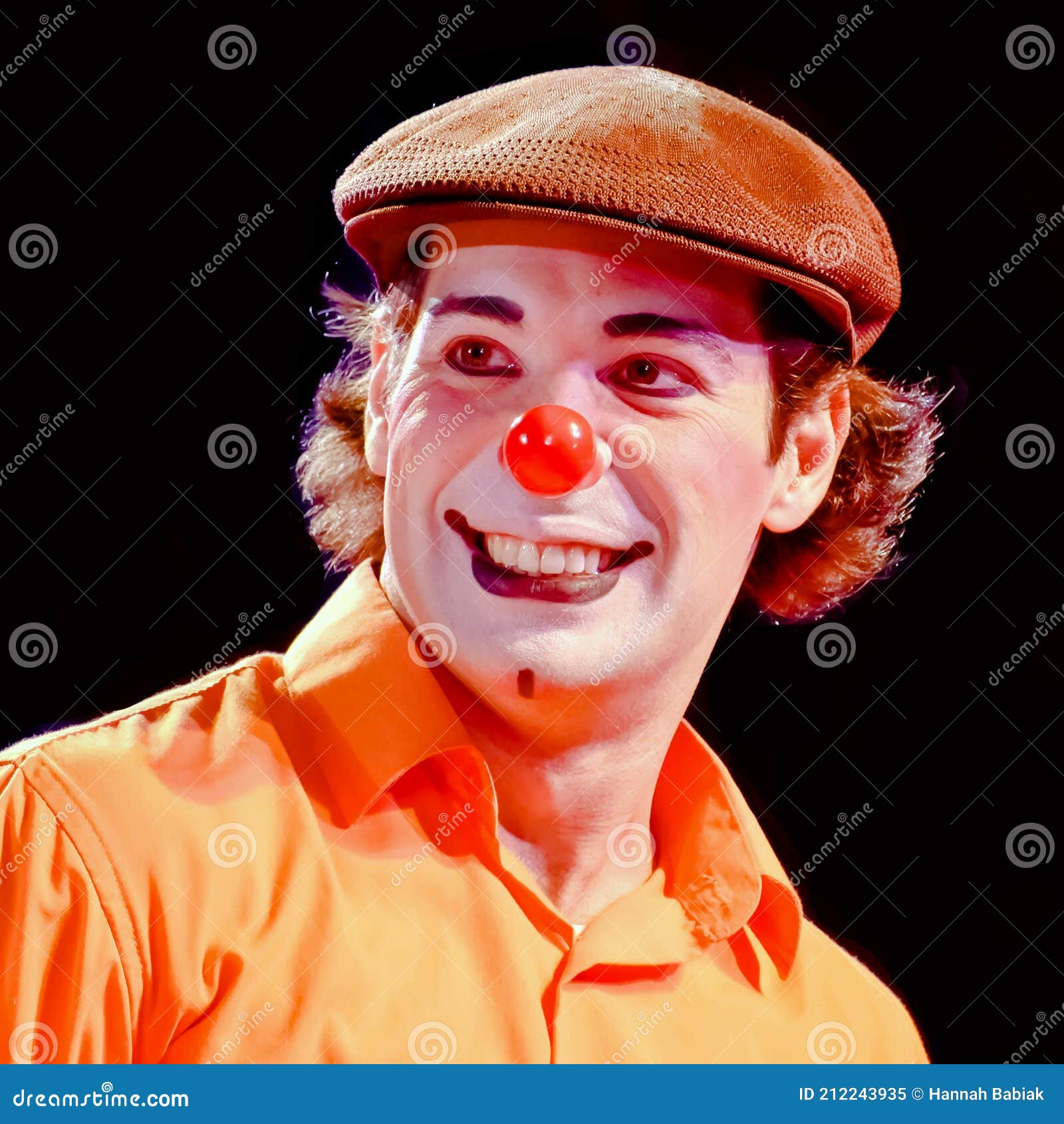 Clown Da Circo Con Naso Rosso Che Sorride Immagine Editoriale - Immagine di  colorato, grande: 212243935