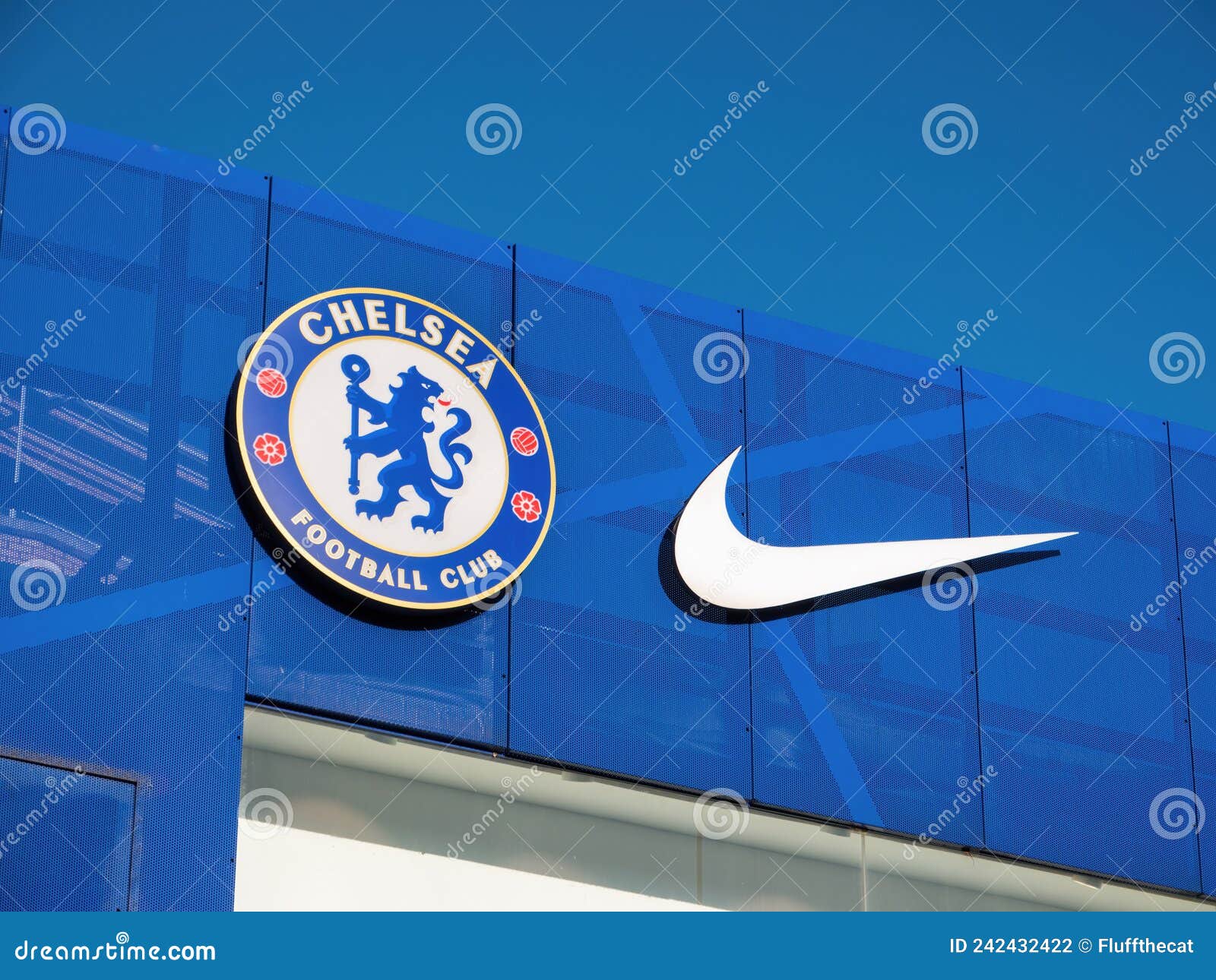 Club De Fútbol Chelsea Y Logo De Nike En Una Pared Del Estadio Del Puente De Stamford. Fotografía editorial - Imagen balompié, azul: 242432422