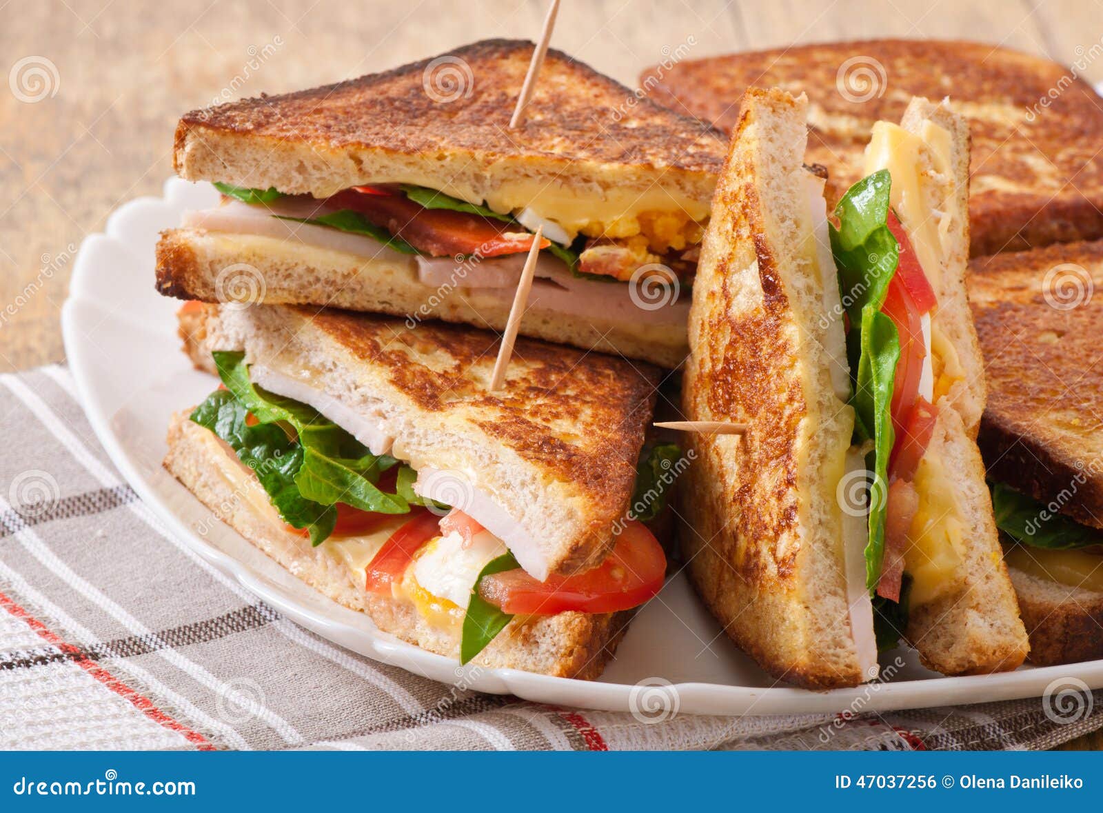 Club Sandwich Mit Huhn Und Schinken Stockfoto - Bild von brot, fleisch ...