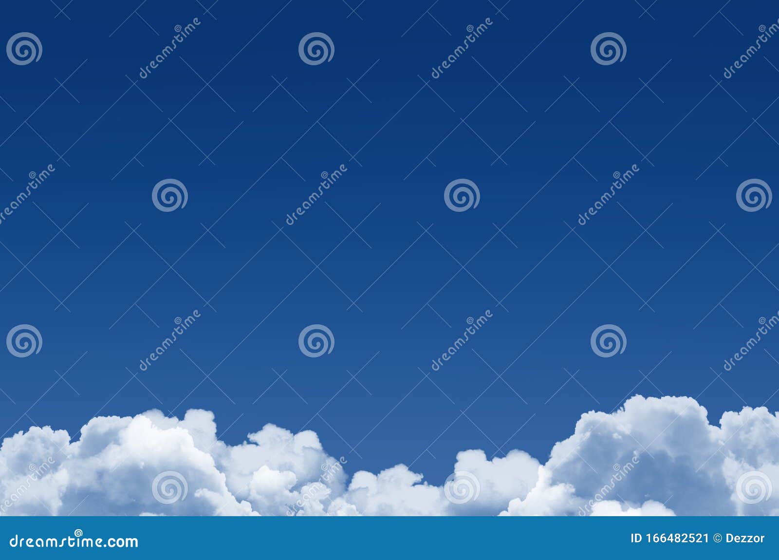 Clásico cielo azul y nubes cumulus esponjosas debajo, fondo