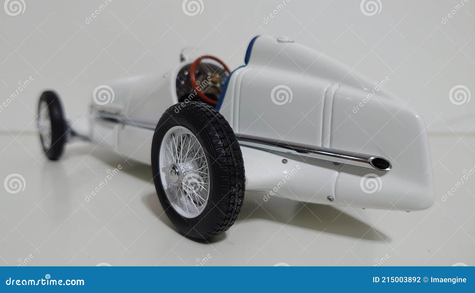 cmc 1/18 scale model car - mercedes benz w25 white myth formula one racing chasis