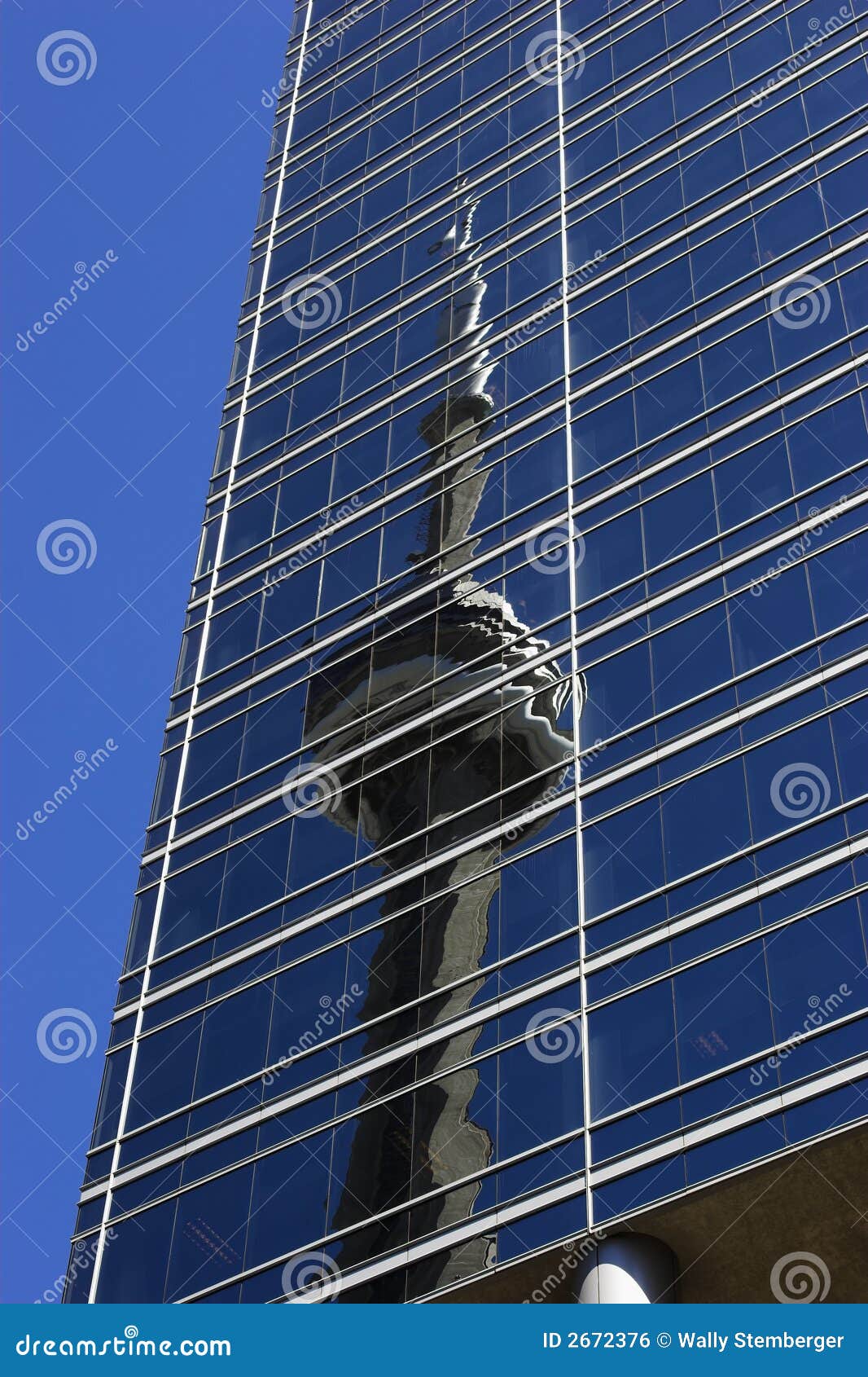 Cn reflekterat torn. Ett annat byggnadscn-exponeringsglas reflekterade toronto tornfönster