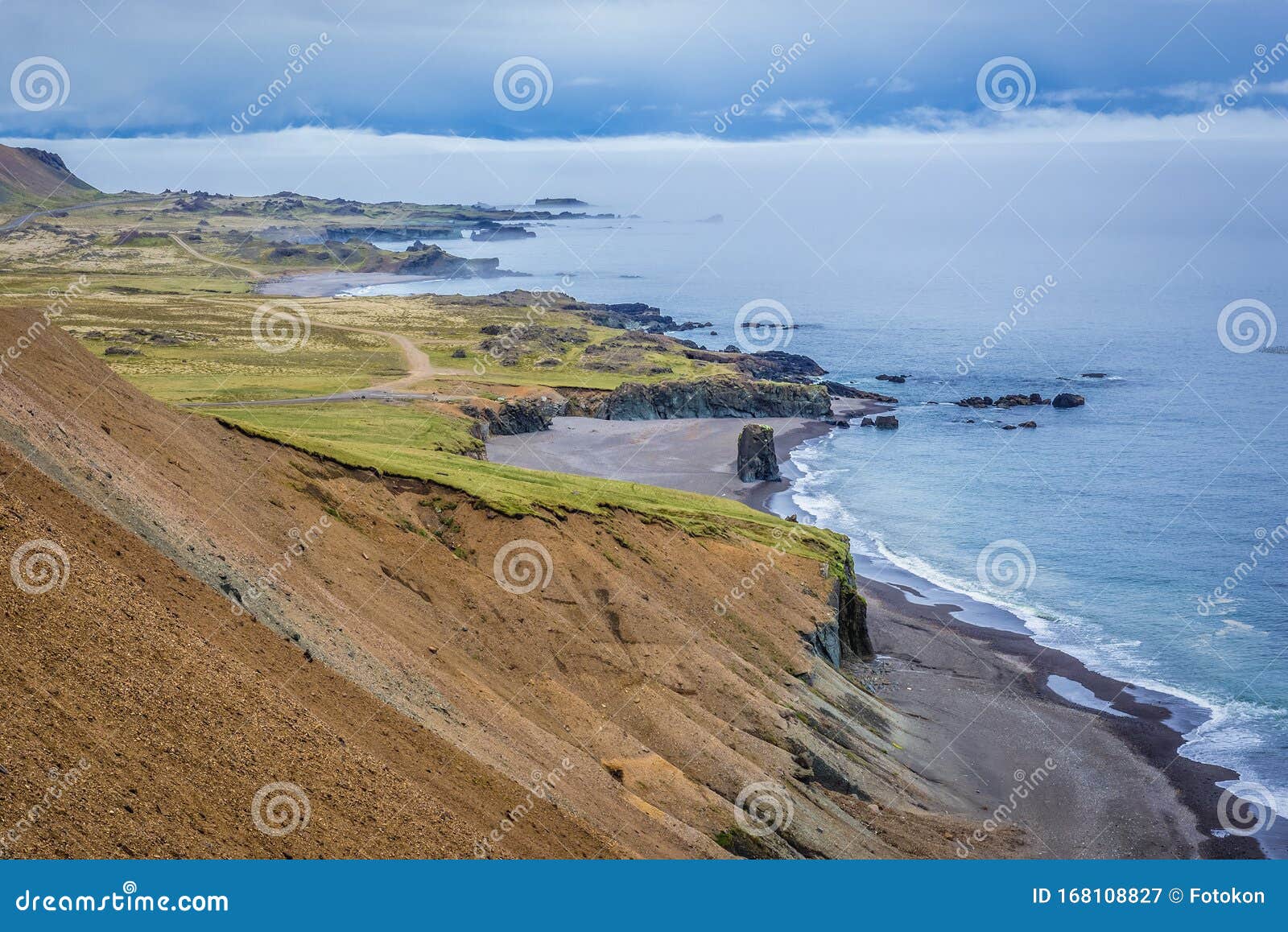 Begrænsninger Økonomisk billede Coast in east Iceland stock image. Image of mountain - 168108827