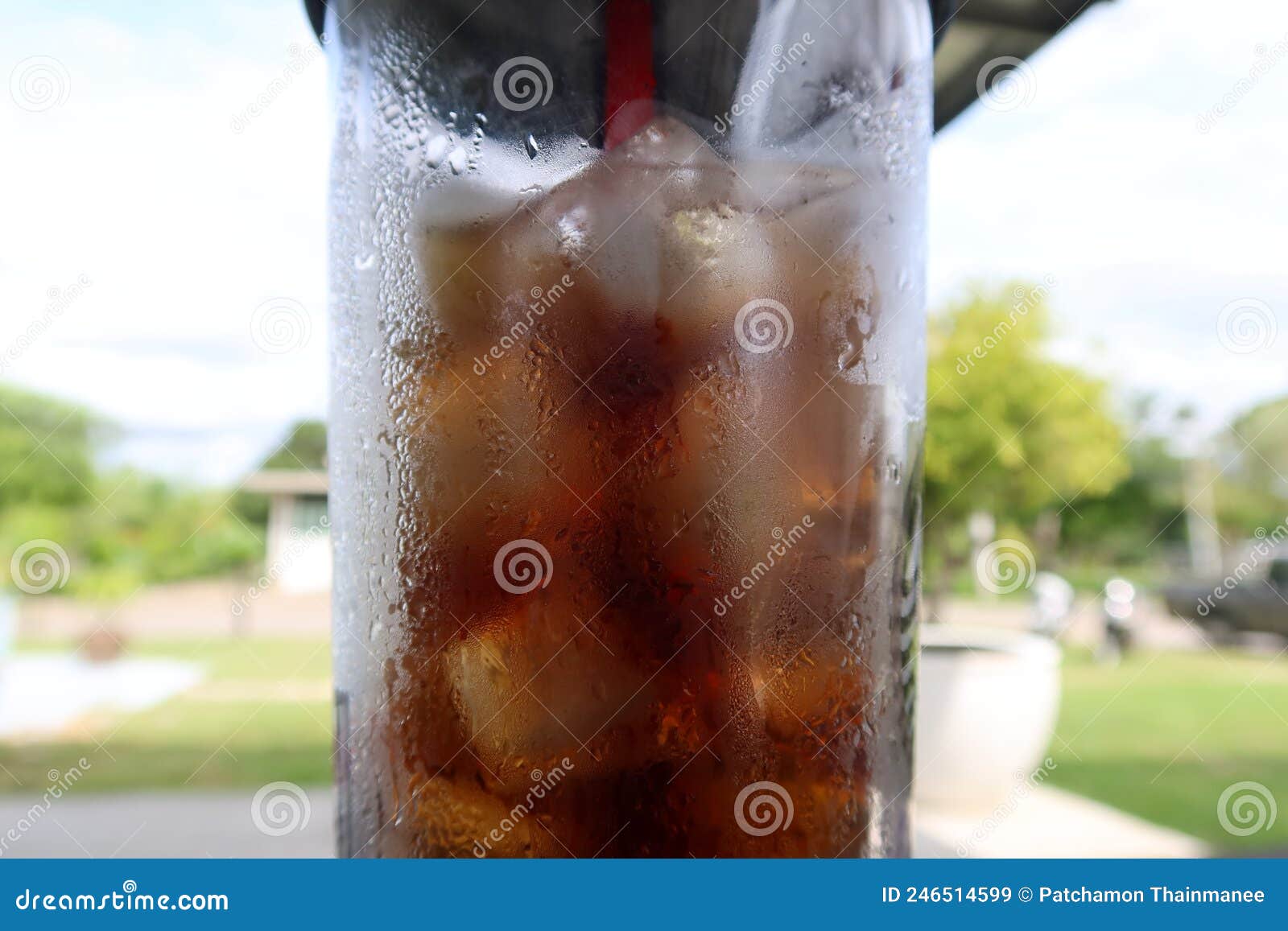 Cup with coca cola editorial stock image. Image of spray - 102696144