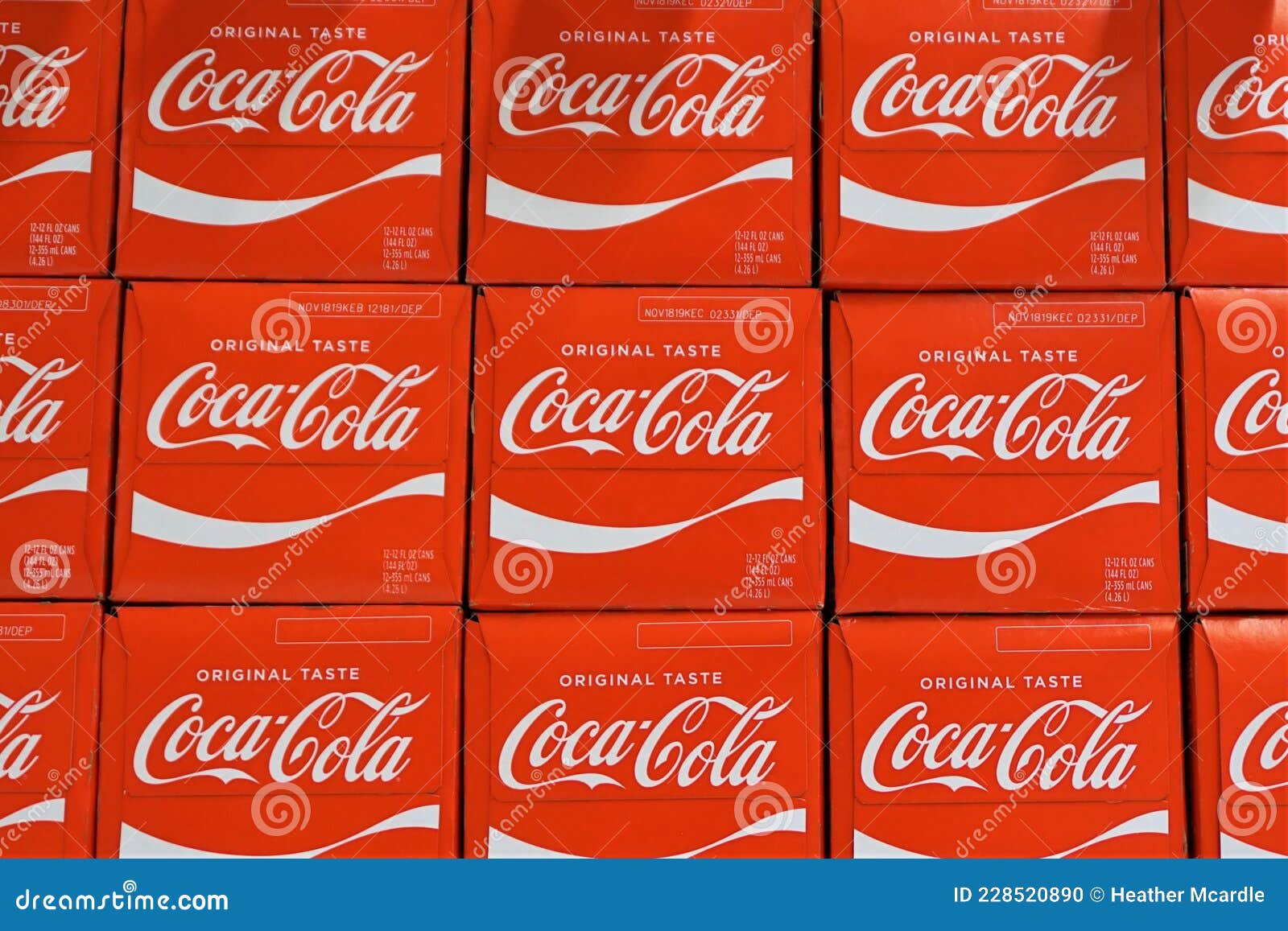 Coca-Cola Kleine Quadratische Dosen Zum Verkauf Gestapelt Redaktionelles  Bild - Bild von koks, konkurrenz: 228520890