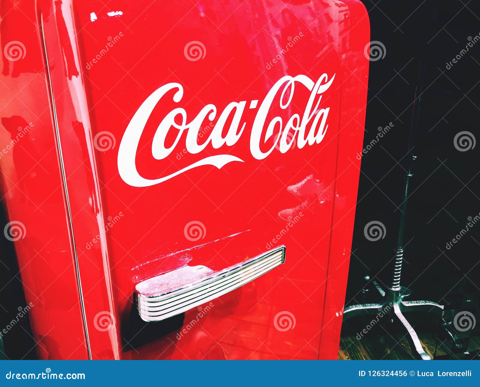 Opmerkelijk platform Bemiddelaar Coca Cola Logo on a Coke Red Retro Fridge Refrigerator Editorial Photo -  Image of fifties, look: 126324456