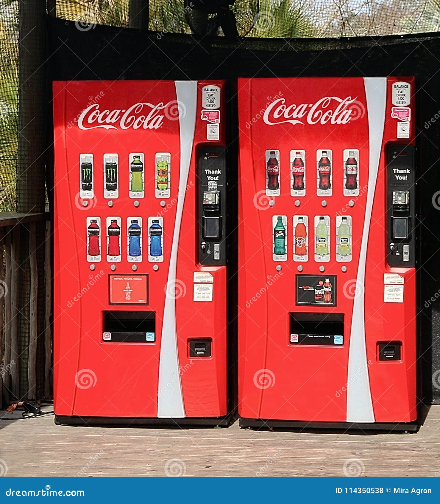 Coca Cola Vending Machines foto de archivo editorial. Imagen de comercial 114350538