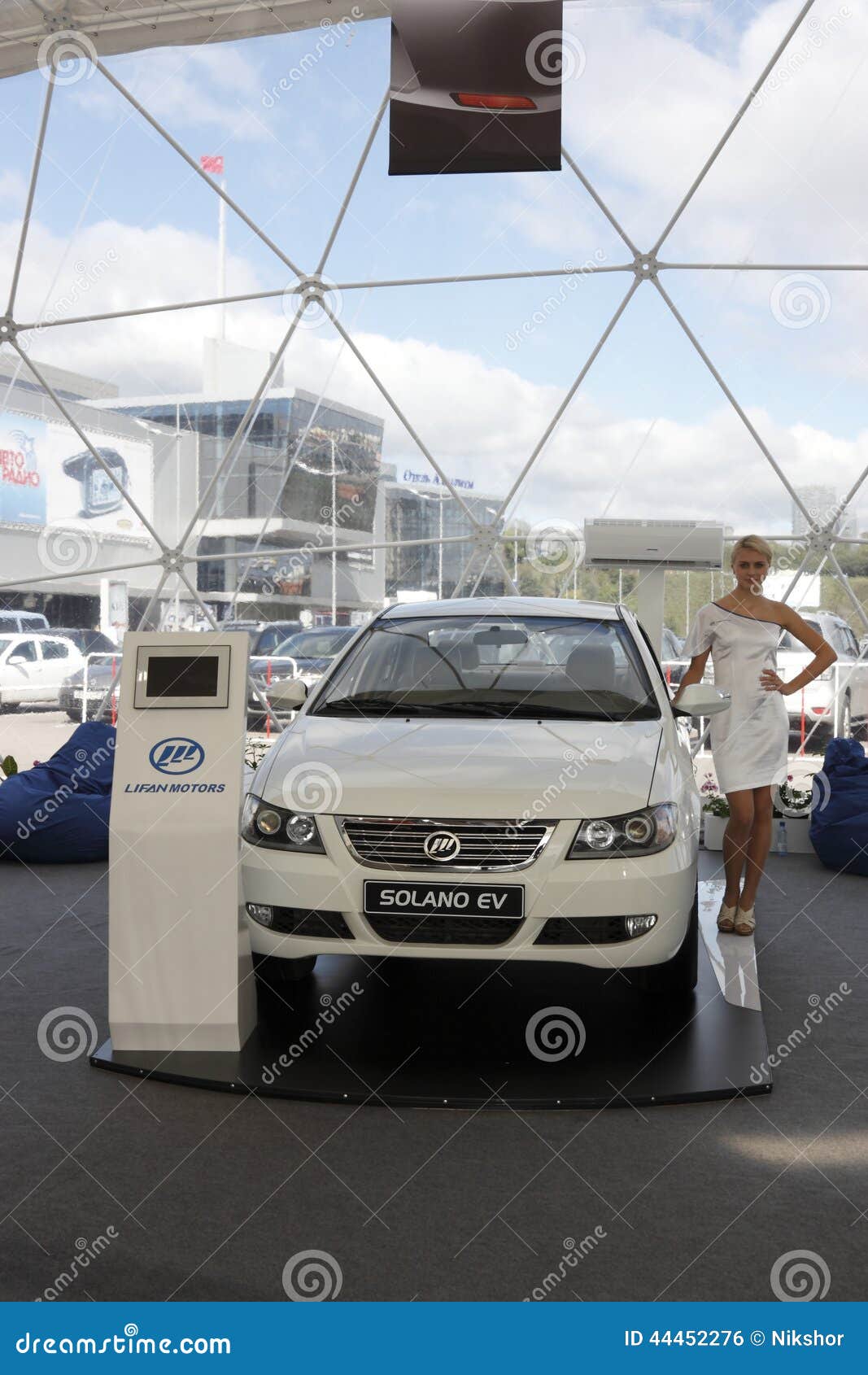 Coche chino Solano EV foto editorial. Imagen de aéreo - 44452276