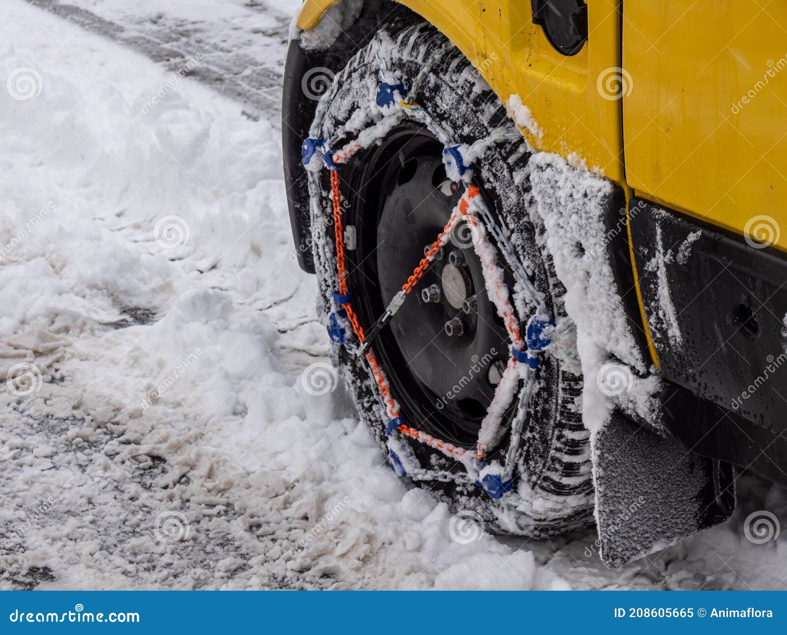 Coche Con Cadenas De Nieve En Los Neumáticos De Invierno Imagen de archivo  - Imagen de servicio, asfalto: 208605665