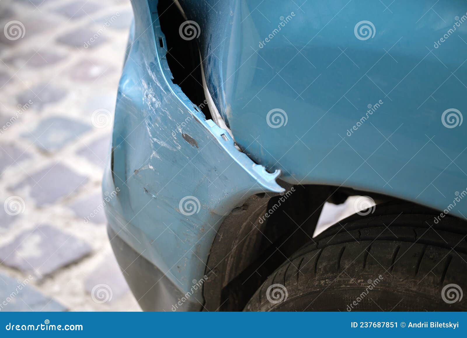 Coche Con El Guardabarros Dañado Estacionado En El Lado De La Calle De La  Ciudad. Concepto De Seguridad Vial Y Seguro De Vehículos Imagen de archivo  - Imagen de pérdida, golpe: 237687851