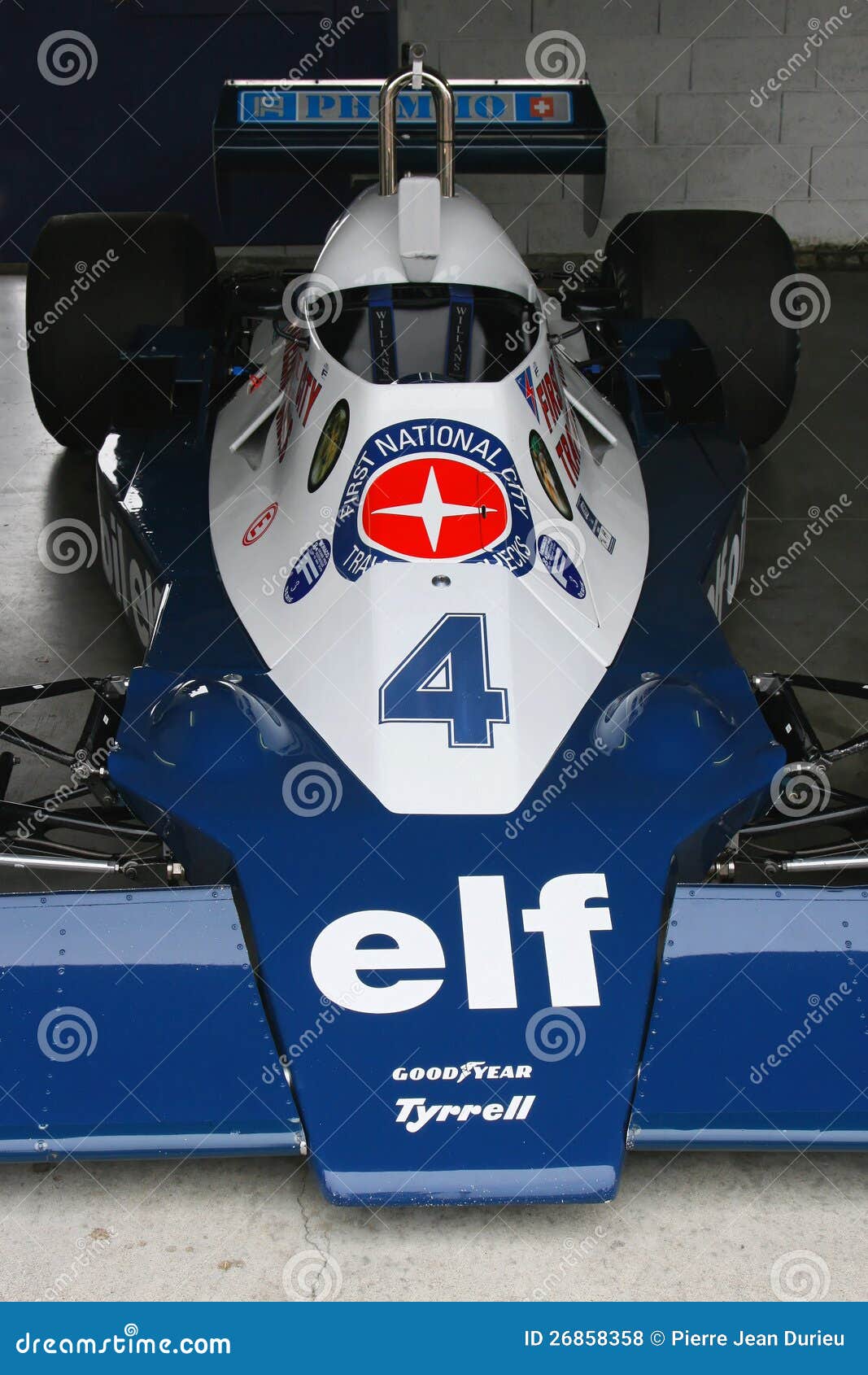Coche de competición del Fórmula 1 de Tyrrell. Coche de competición de la fórmula 1 de Tyrrell durante Prix magnífico histórico el 24 de junio de 2012 en Dijon, Francia. Esta raza celebra el 40.o aniversario del circuito Dijon-Prenois