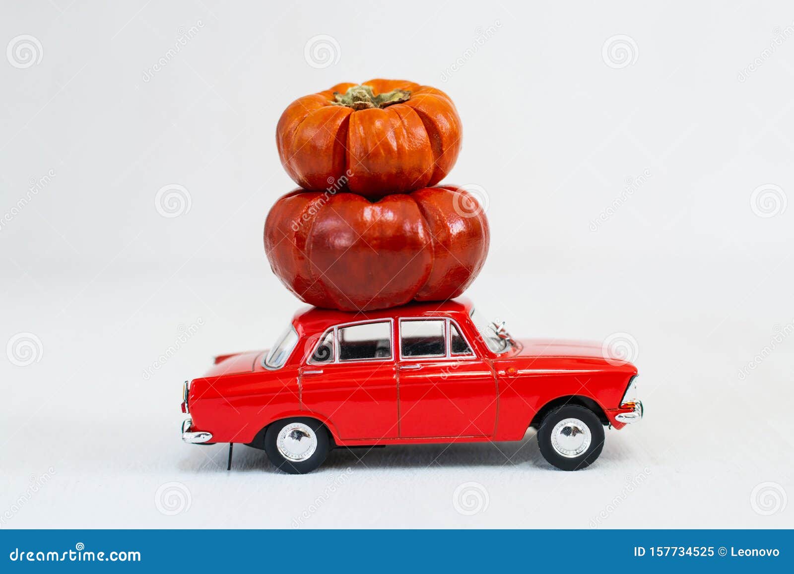 Coche De Juguete Rojo Con Calabazas Pequeñas En El Techo Imagen de archivo - Imagen de juguete, pequeñas: 157734525