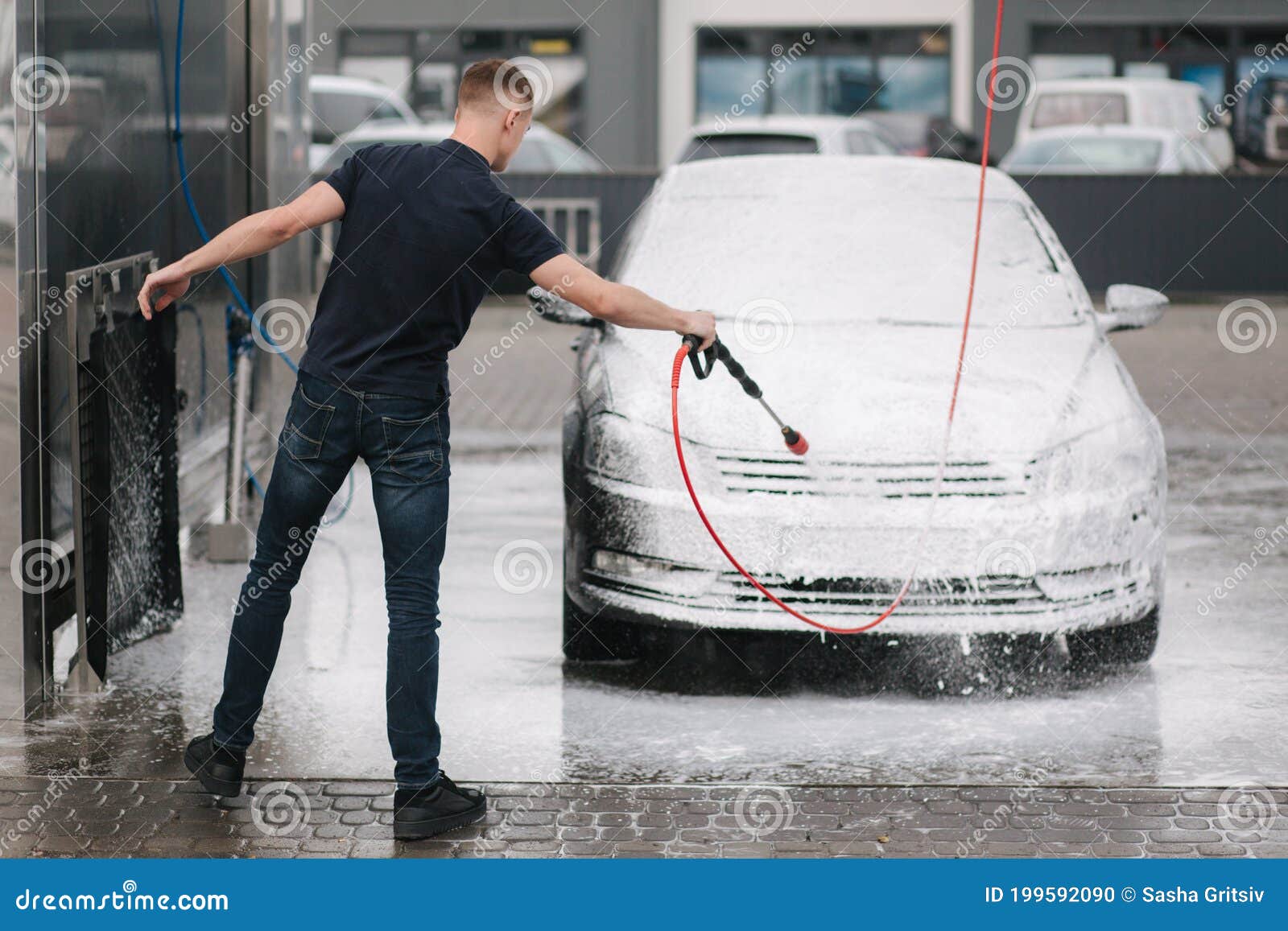 Coche De Limpieza Con Espuma Activa. Hombre Lavando Su Auto Con Auto  Lavándose El Auto Foto de archivo - Imagen de cristal, brillante: 199592130