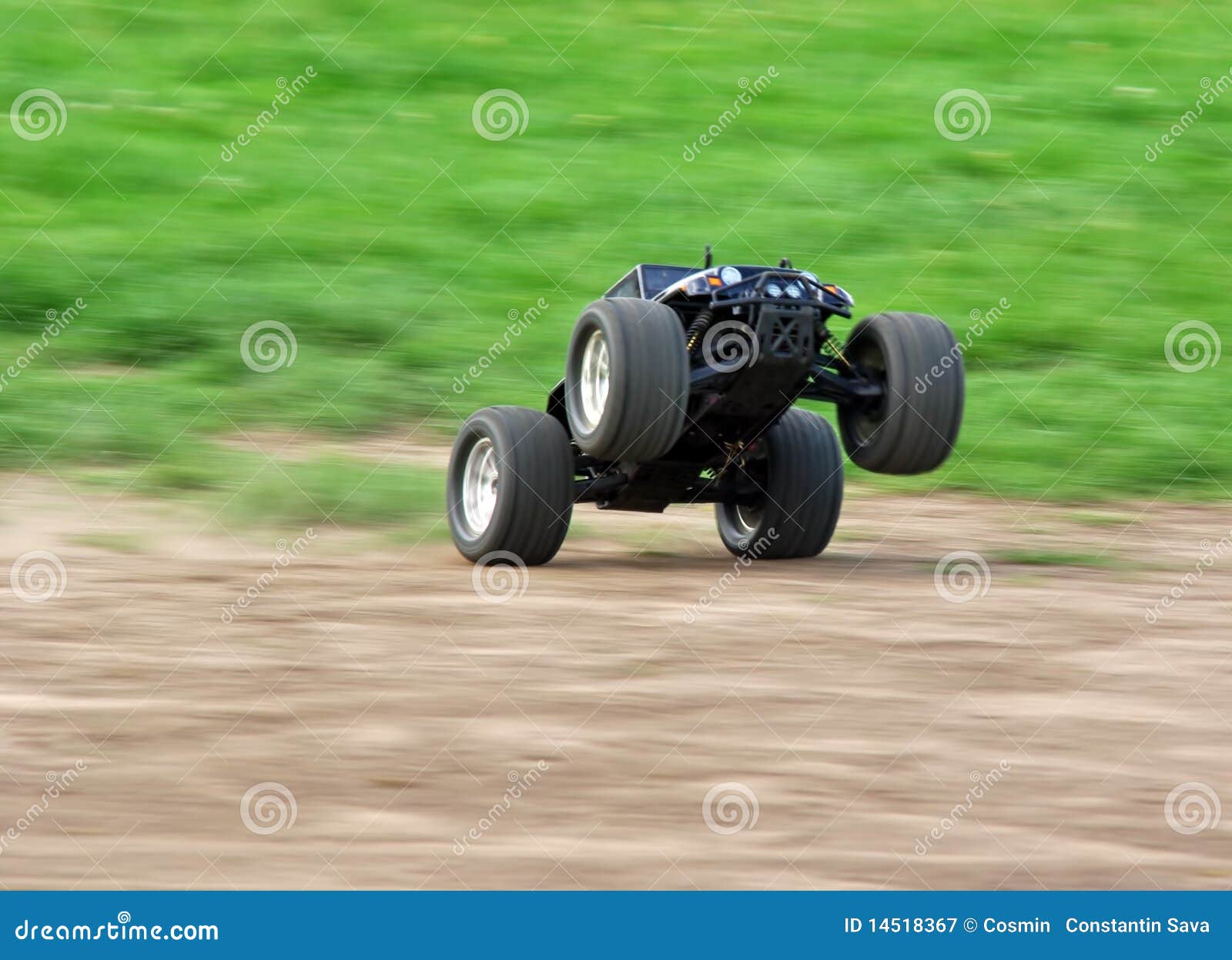 Coche de RC que apresura en la hierba