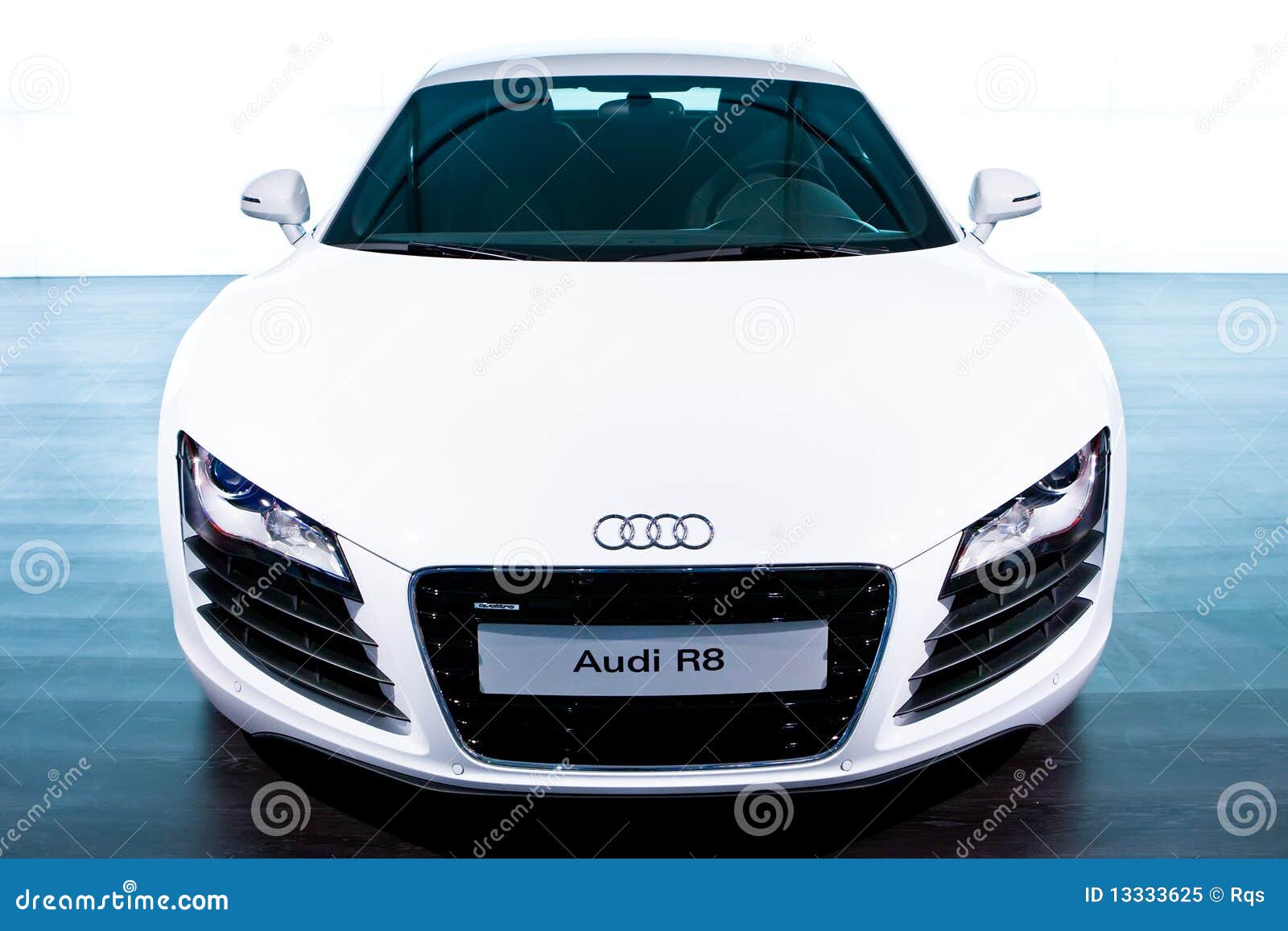 114 Coche Deportivo Blanco Audi Fotos Libres De Derechos Y Gratuitas De Dreamstime