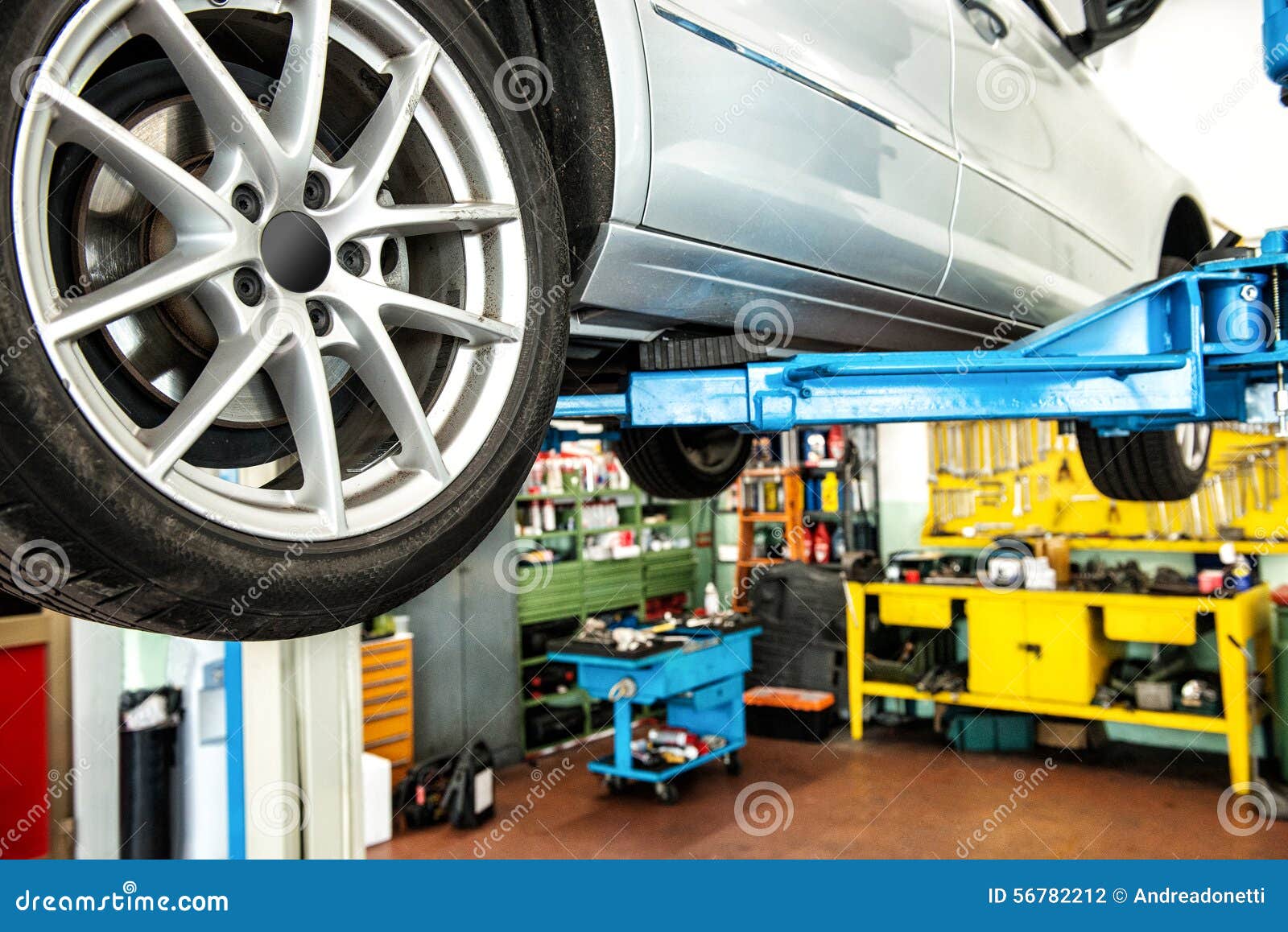 Coche En Un Elevador O Un Alzamiento En Un Taller Foto de archivo - Imagen  de rayos, coche: 56782212