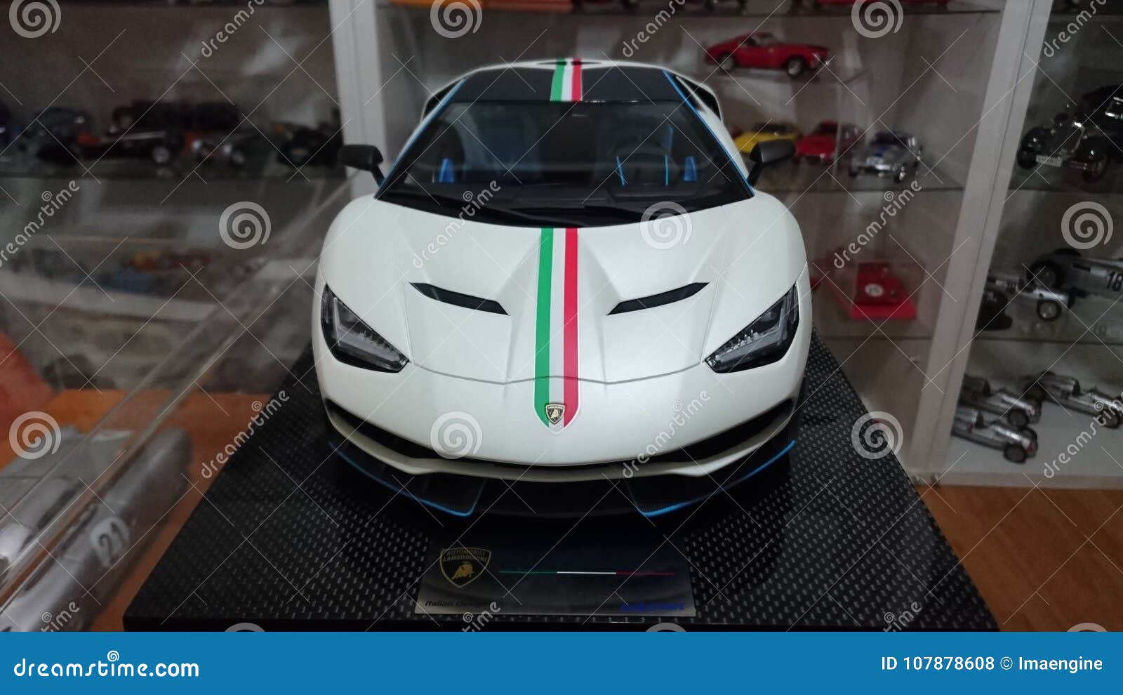 Coche modelo de escala de Lamborghini Centenario Tricolore. Hypercar italiano celebrando 100 años de historia de Lambo - colección fundida a troquel de los modelcars