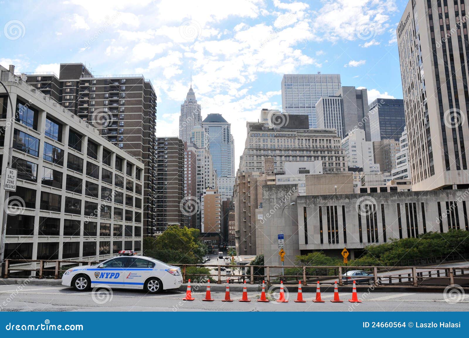 Coche policía de New York City. Soporte del coche policía en una calle el 3 de octubre de 2010 en Nueva York, los E.E.U.U.