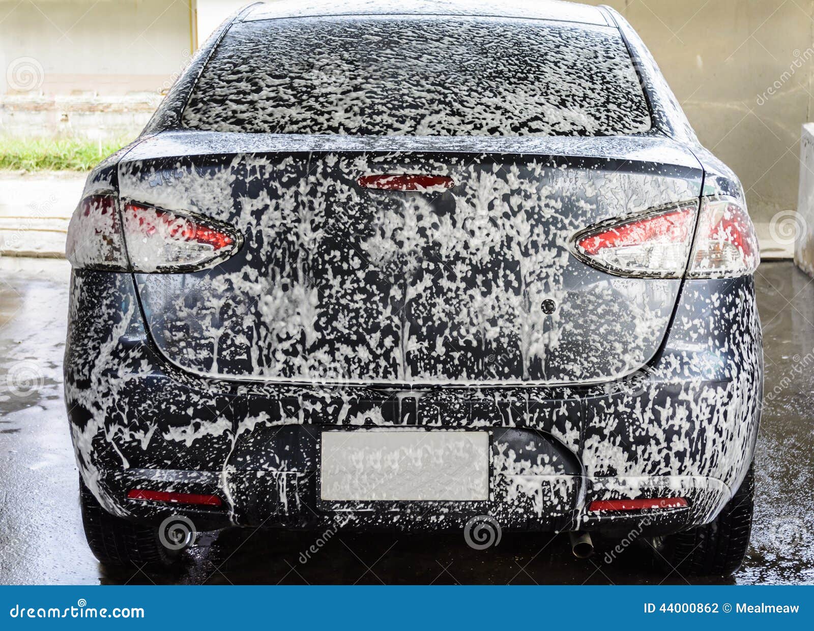 Coche Que Consigue Un Lavado Con El Jabón Foto de archivo - Imagen de  garaje, brillo: 44000862