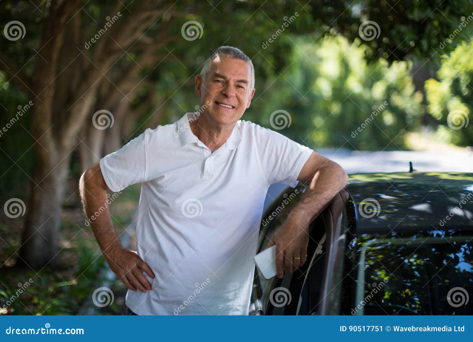 Coche que hace una pausa del hombre mayor. Retrato del coche que hace una pausa sonriente del hombre mayor