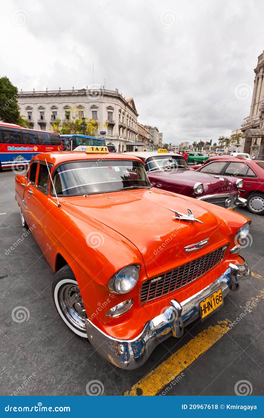 Coches del vintage estacionados en La Habana. Los coches americanos del vintage estacionaron delante del Central Park de La Habana