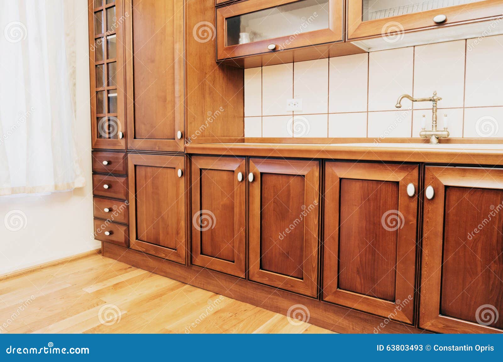 Cocina Casera Con Los Gabinetes De Madera Imagen De Archivo