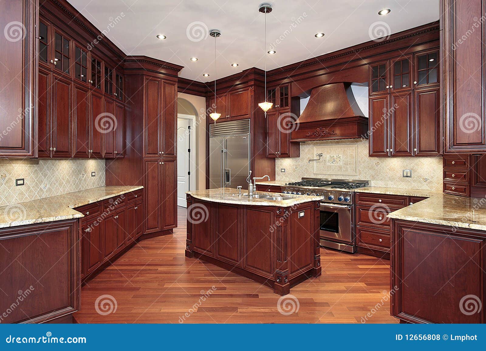 Cocina Con Cabinetry De Madera De La Cereza Foto de archivo - Imagen de
