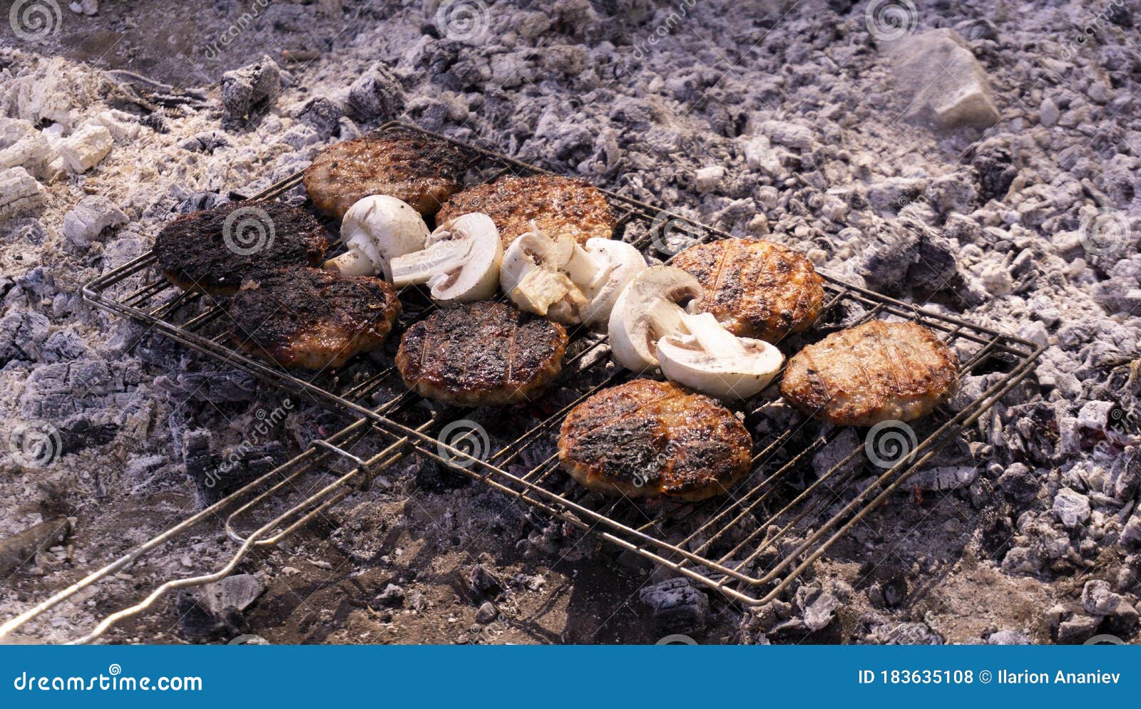 Cocina En Barbacoa De Carne De Hamburguesa Y Champiñones. Plancha Barbacoa  Parrilla Con Fuego Y Comida. Hamburguesas Al Aire Libre Foto de archivo -  Imagen de fuego, parrilla: 183635108