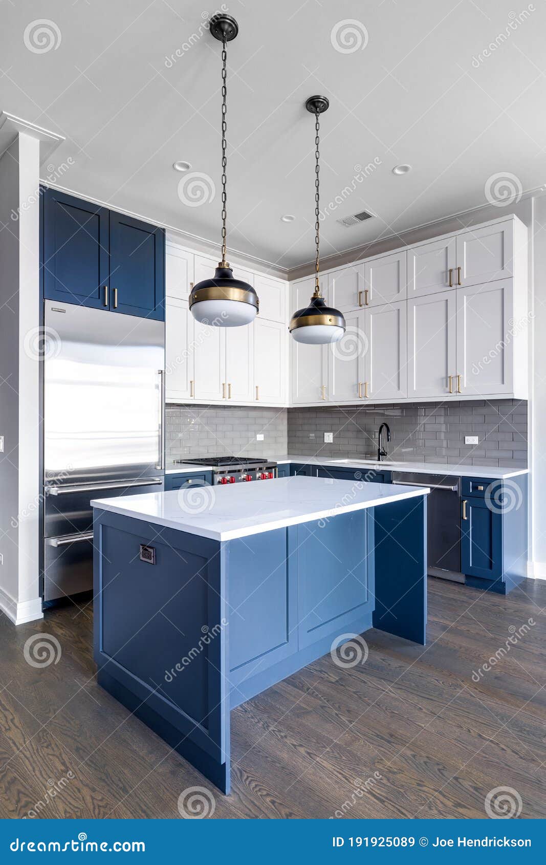 Muebles Cocina Azul Brillante Contra Una Pared Blanca Con Salón