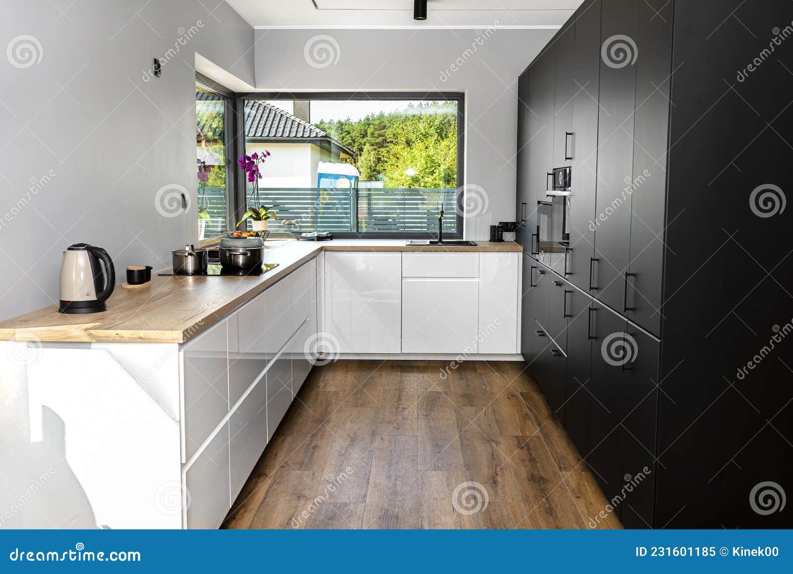 Cocina Moderna Con Fachadas Blancas Y Negras Y Grandes Paneles De Vinilo En  La Ventana Del Rincón En El Suelo. Imagen de archivo - Imagen de casero,  fregadero: 231601185