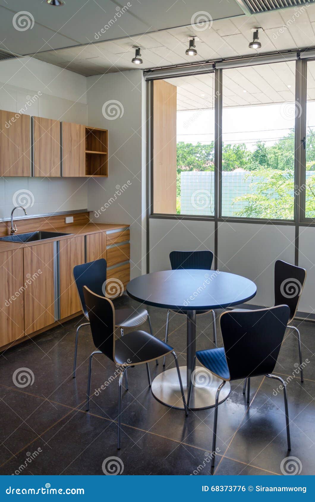 Cocina Moderna De La Oficina Foto de archivo - Imagen de estante