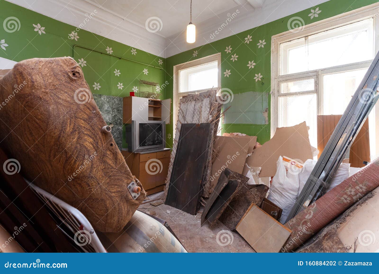 Cocina Sucia Con Muebles Rotos, Televisor Y Cocina a Gas Está En El  Apartamento Que Está Preparado Para La Construcción Total Foto de archivo -  Imagen de pared, gobierno: 160884202