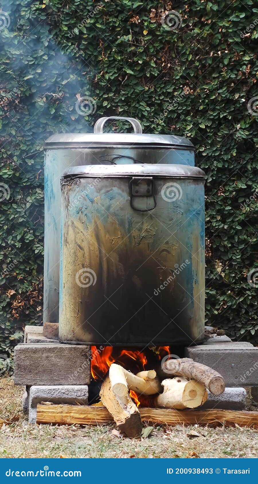 Cocina Tradicional. Cocinar Agua En Una Olla Grande Usando Leña Imagen de  archivo - Imagen de caliente, fondo: 200938493