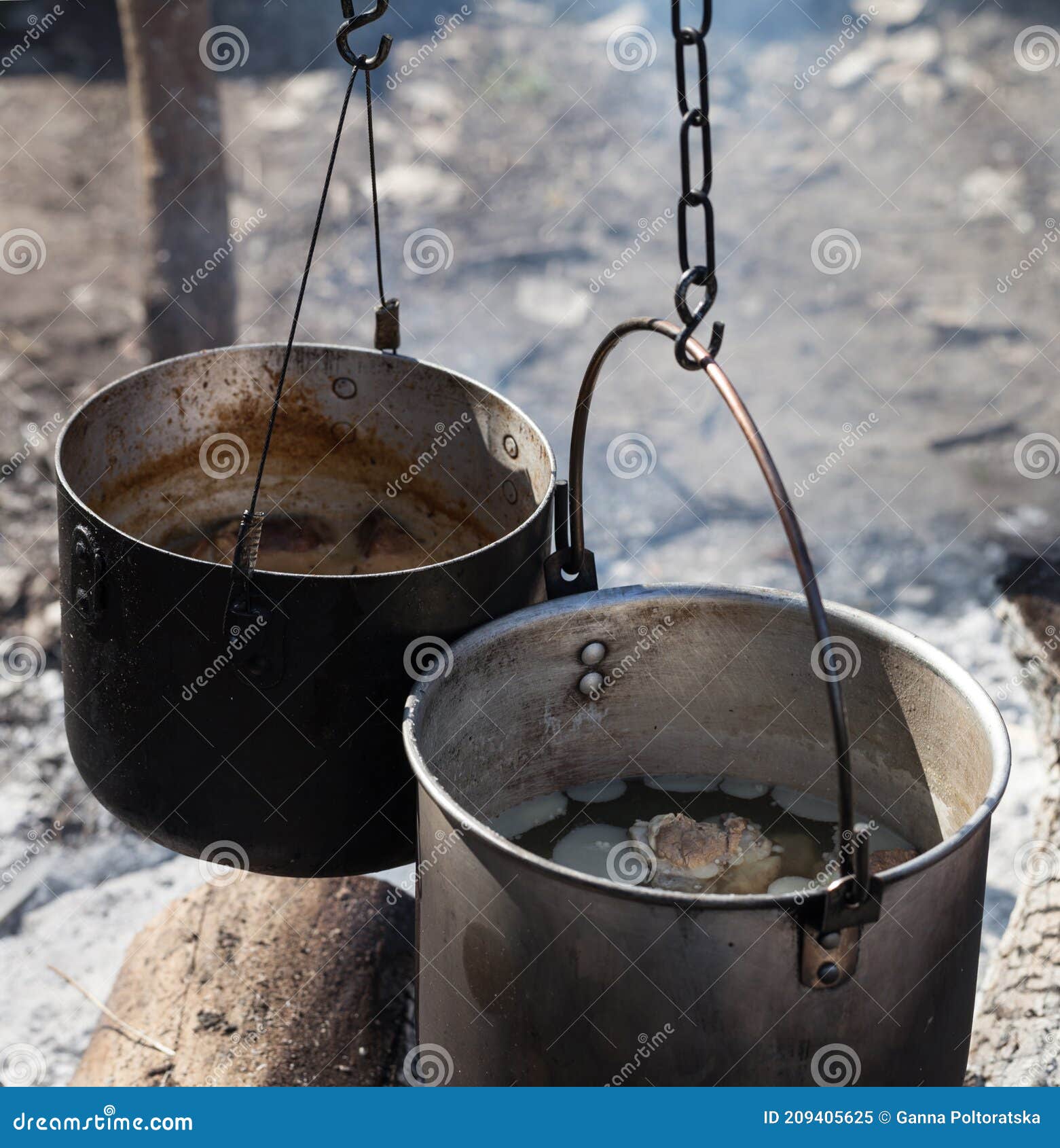 Cocinar En Dos Calderos Viejos Y Sosegados En Una Fogata Imagen de archivo  - Imagen de negro, cocina: 209405625