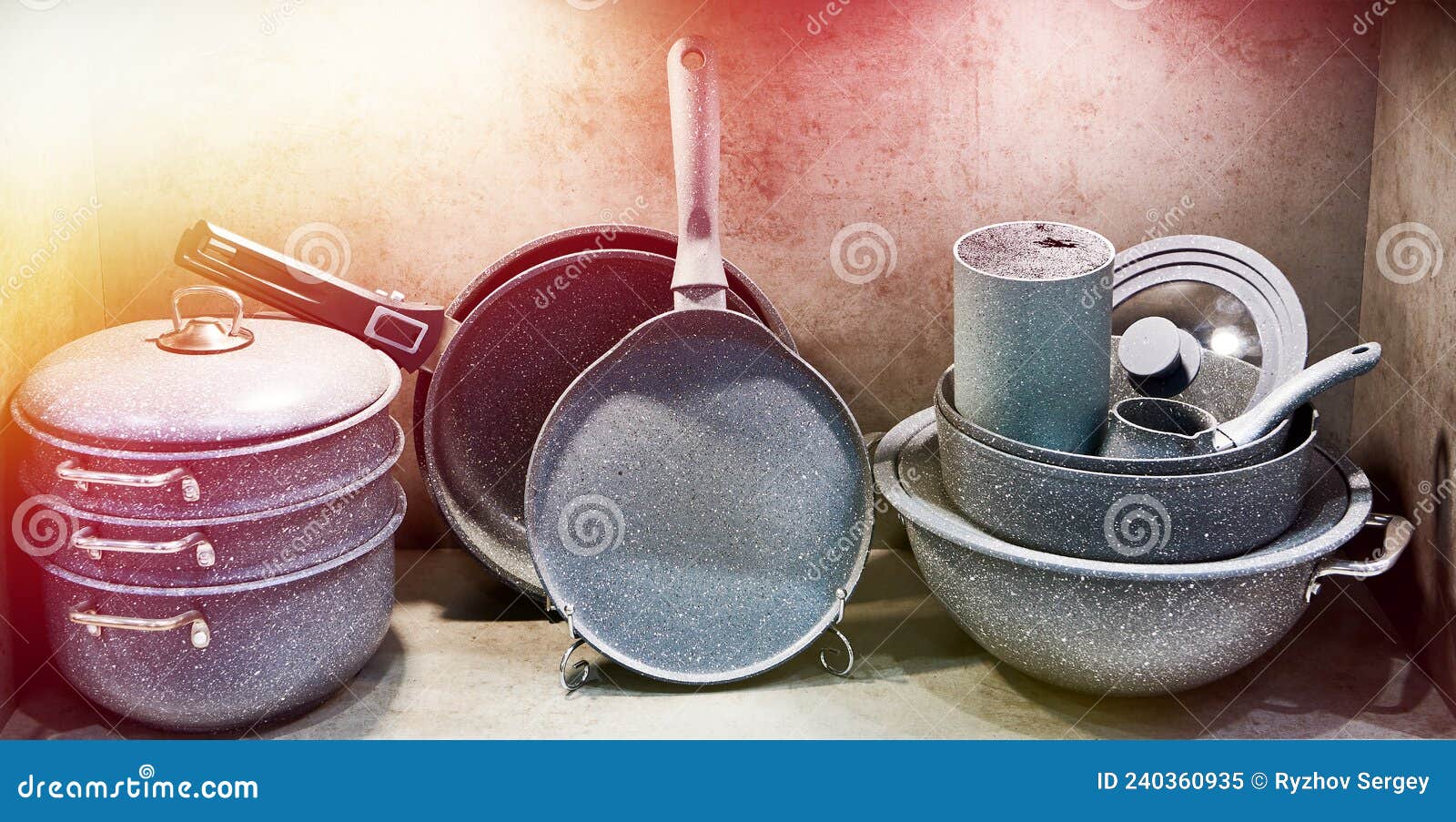 https://thumbs.dreamstime.com/z/cocinas-de-utensilios-cocina-en-la-tienda-art%C3%ADculos-para-el-hogar-cocci%C3%B3n-wok-grill-frying-pans-240360935.jpg