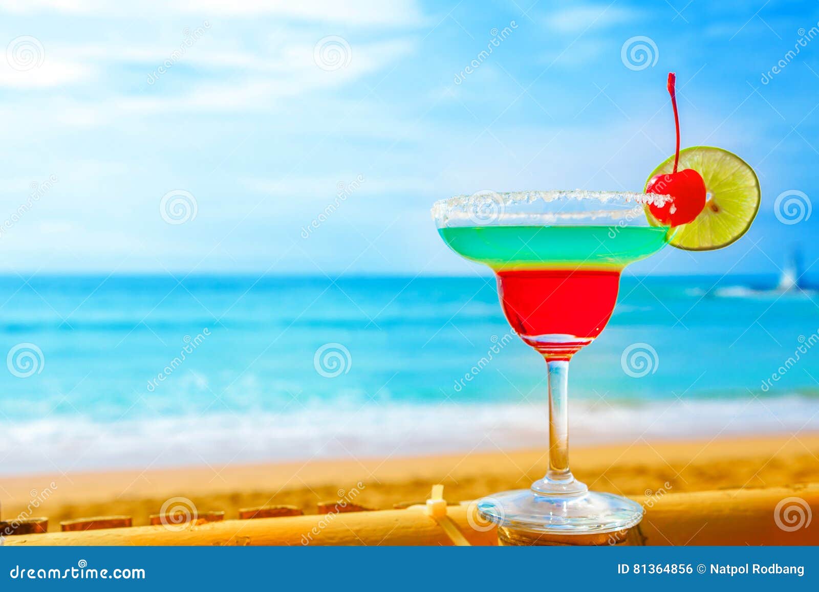 Cocktail Auf Strand, Blauem Meer Und Himmelhintergrund Stockfoto - Bild ...