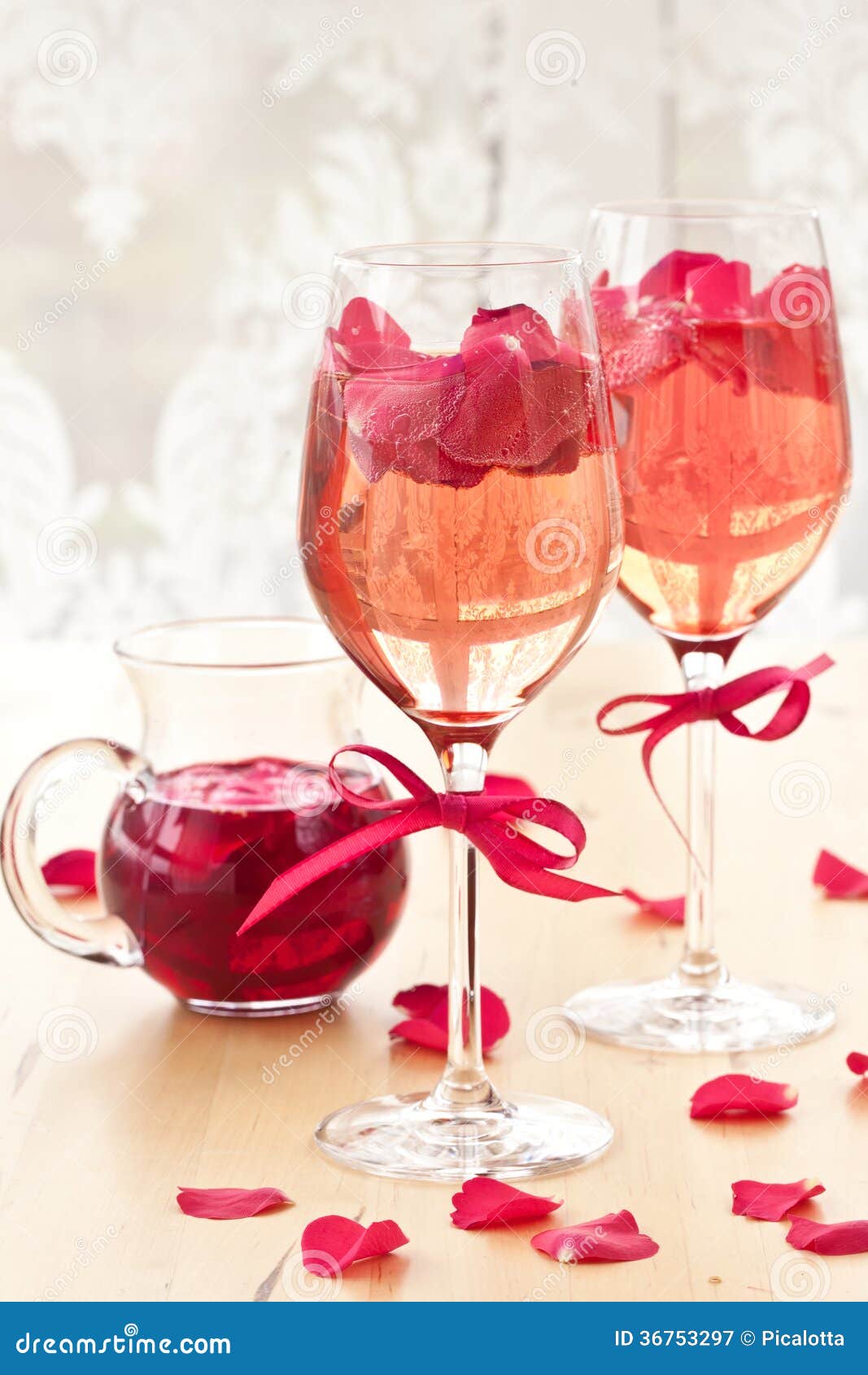 Cocktail Avec Des Pétales De Rose Image stock Image du fleurs, roses 36753297
