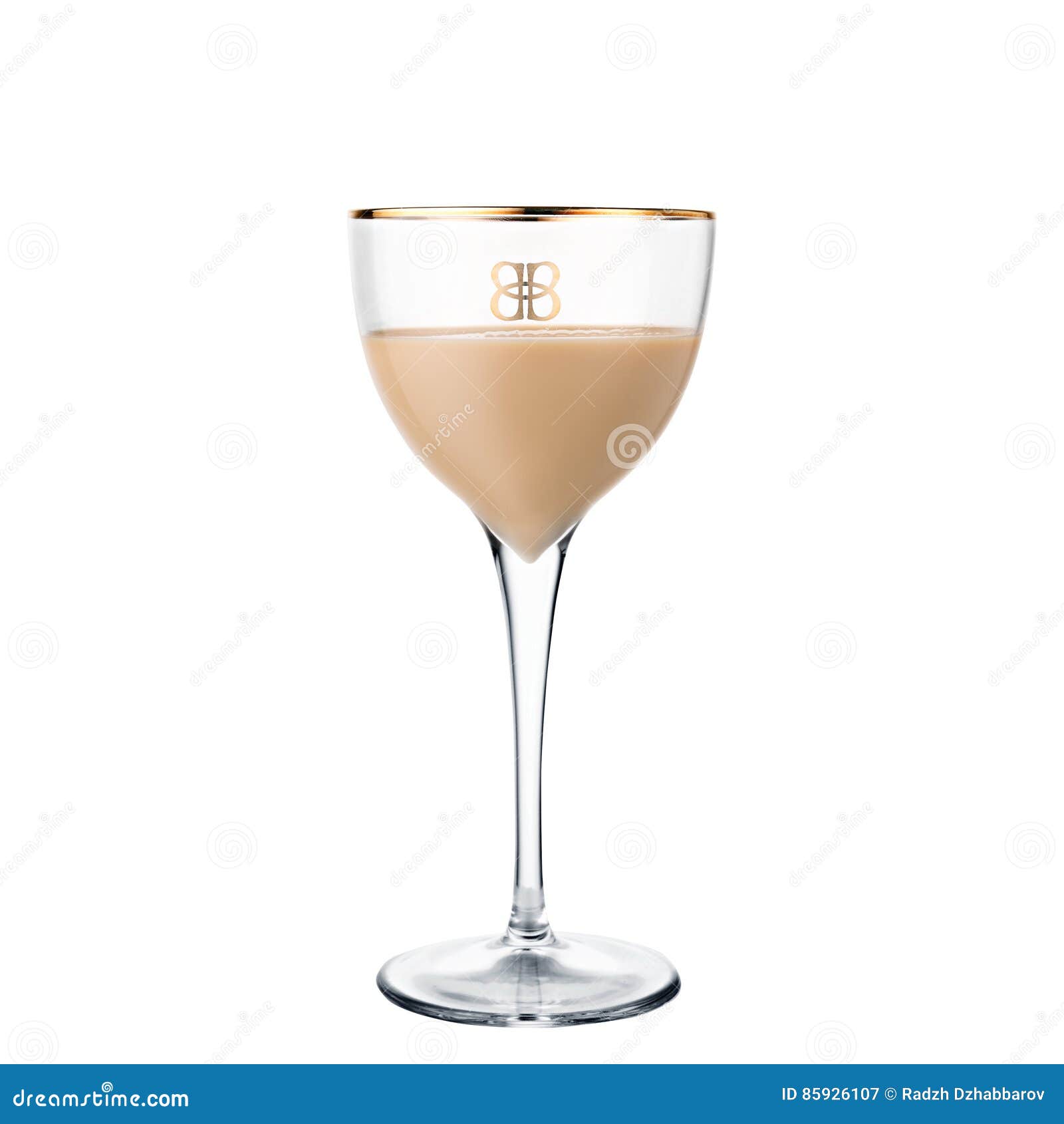 Cocktail classico Baileys dell'alcool isolato su fondo bianco