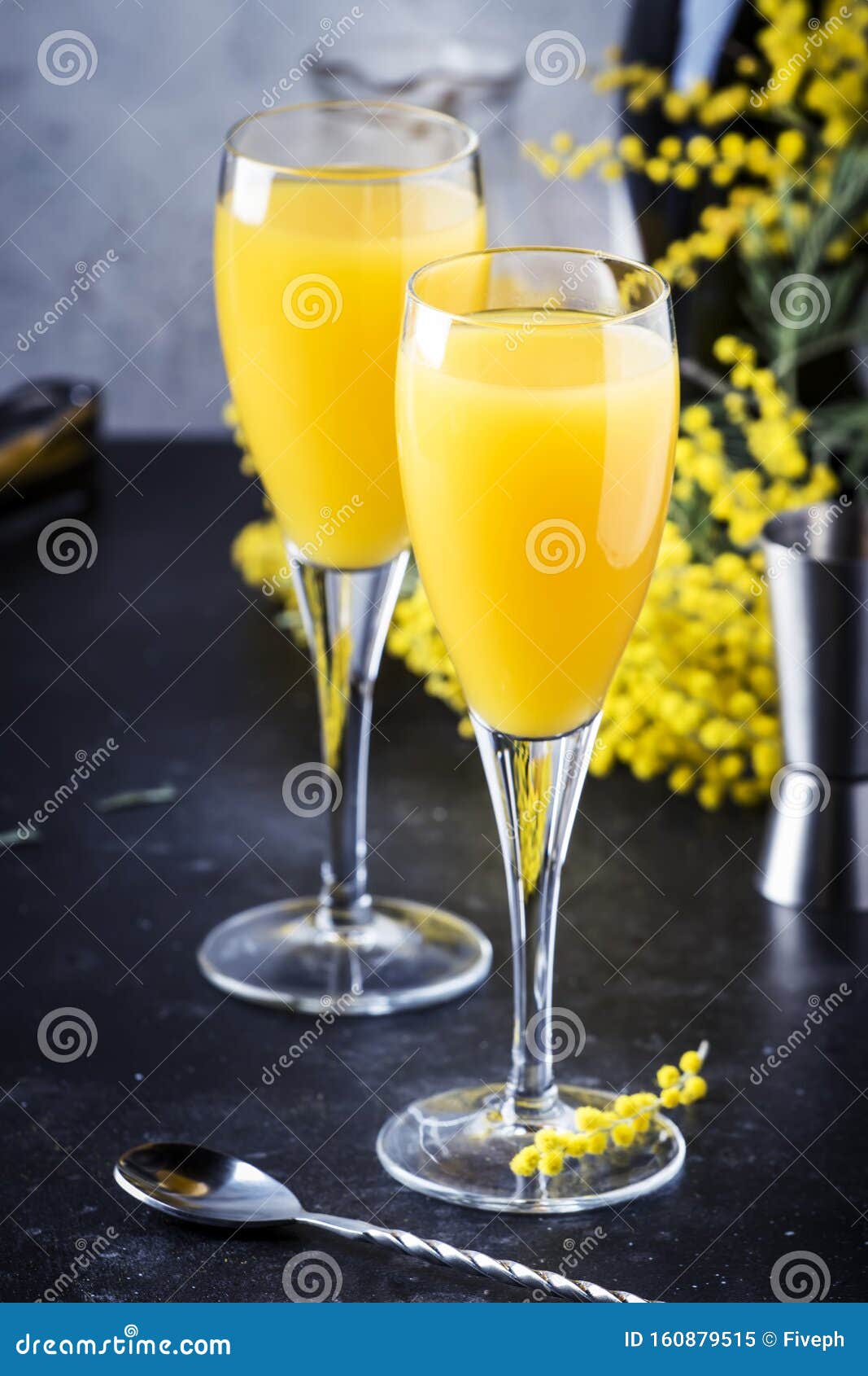 Cocktail De álcool Mimosa Com Sumo De Laranja E Champanhe Seco Frio Ou  Vinho Espumante Em óculos, Fundo De Balcão De Barras Cinza Imagem de Stock  - Imagem de grupo, cocktails: 160879515