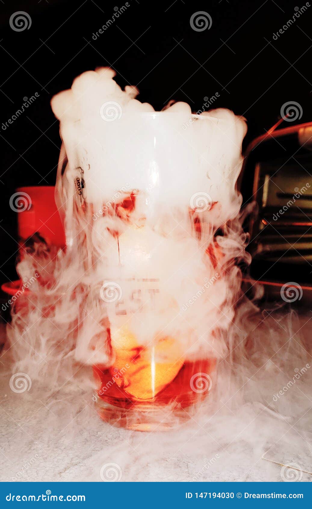 Cocktail De Glace Carbonique De Laboratoire De La Science Photo stock -  Image du brouillard, science: 147194030