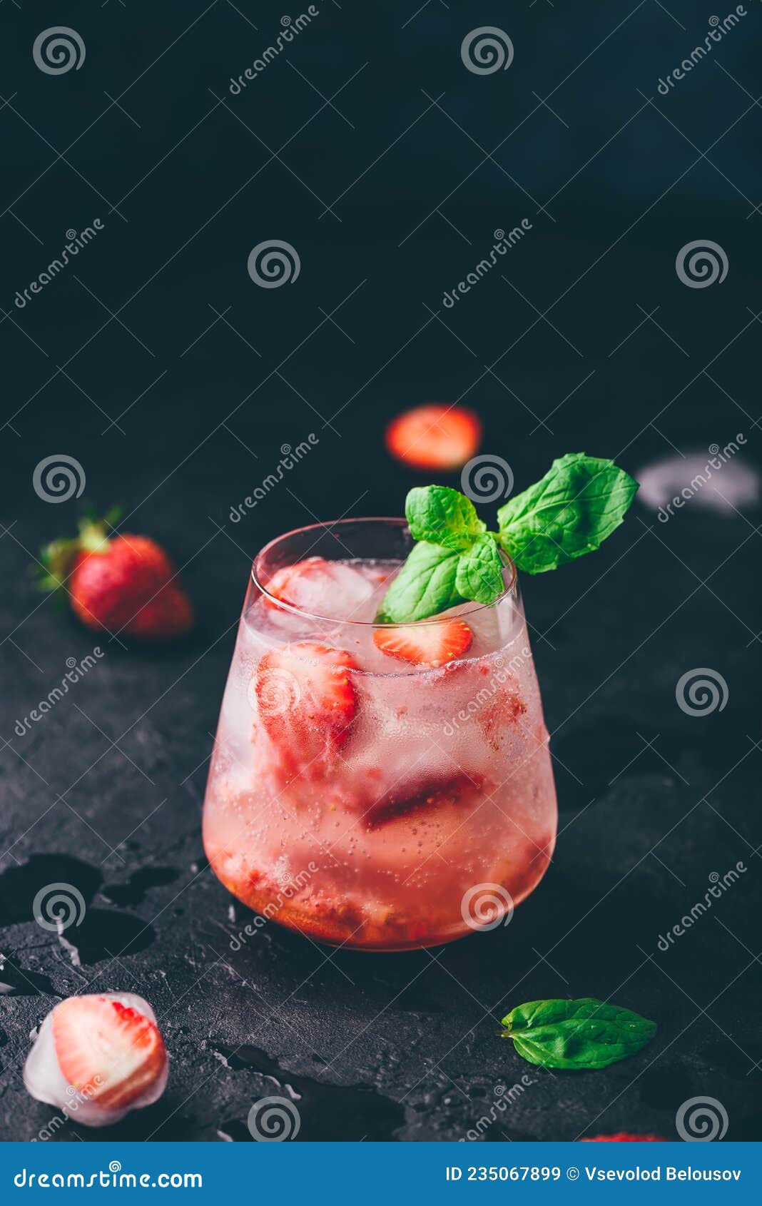 Cocktail De Morango Com Gin E Soda Imagem de Stock Imagem de tequila