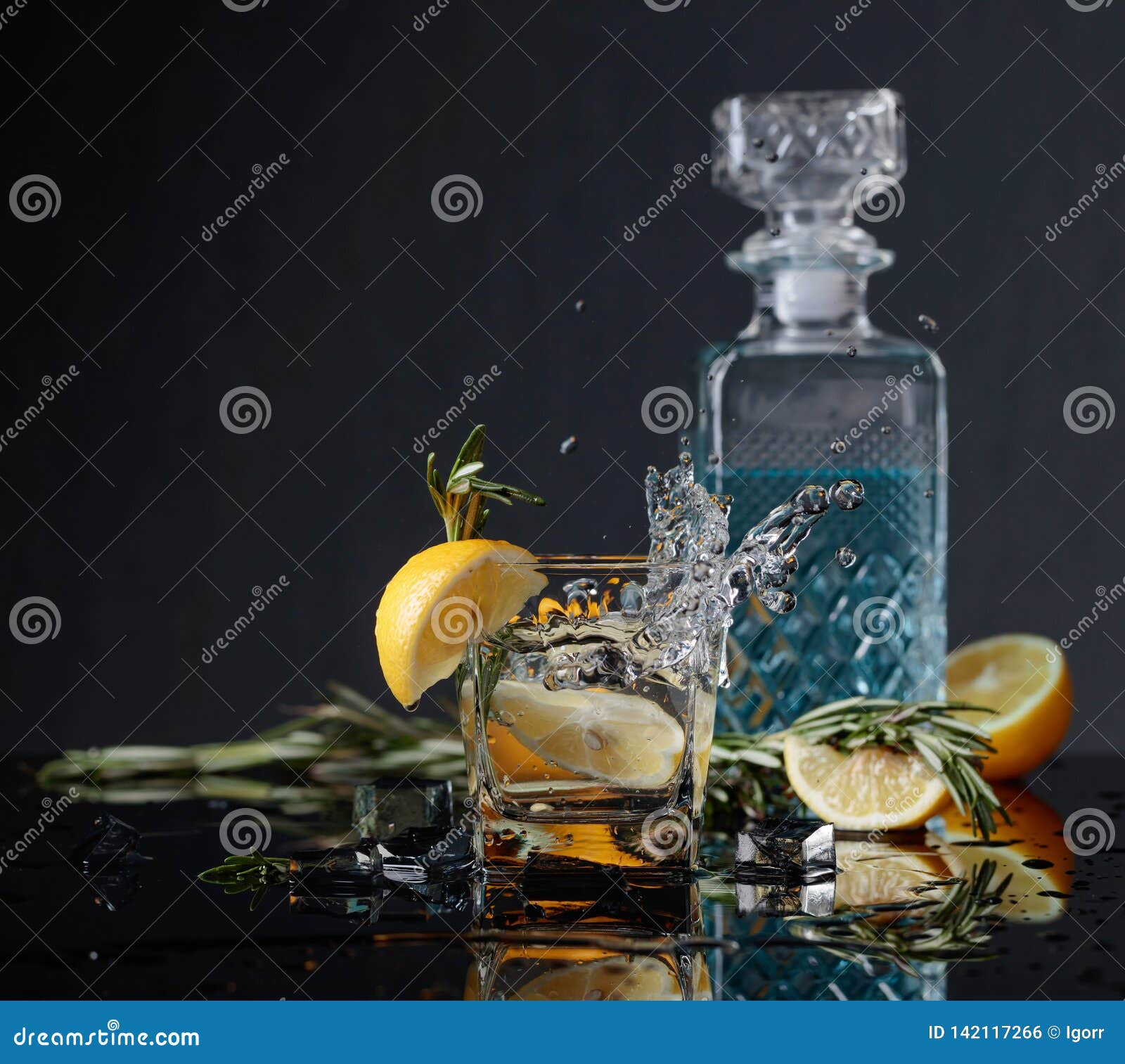 Cocktail Met En Takjes Van Rozemarijn Stock Foto - Image of alcohol, ontruim: 142117266
