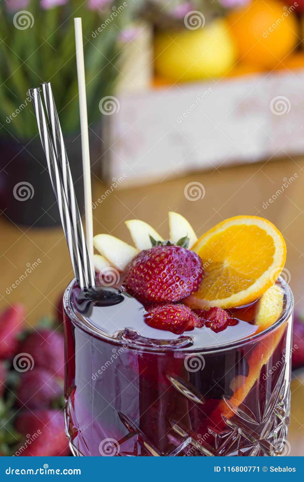 Cocktail Mit Wodka, Erdbeeren Und Zitrone Im Glas Stockbild Bild von