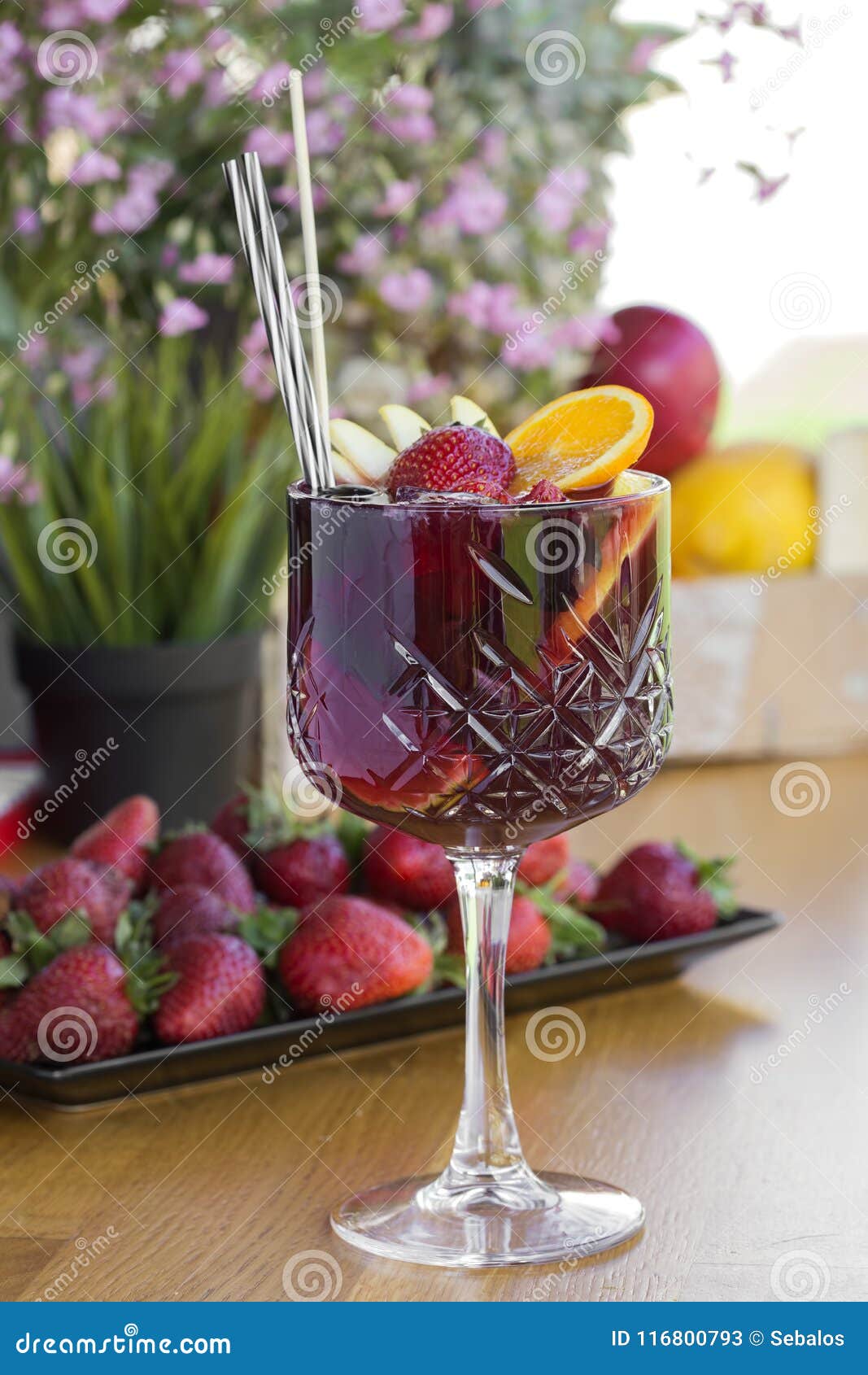 Cocktail Mit Wodka, Erdbeeren Und Zitrone Im Glas Stockbild Bild von