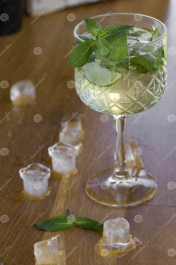 Cocktail Mit Wodka, Minze Und Zitrone Im Glas Auf Der Bar Mit Eis ...
