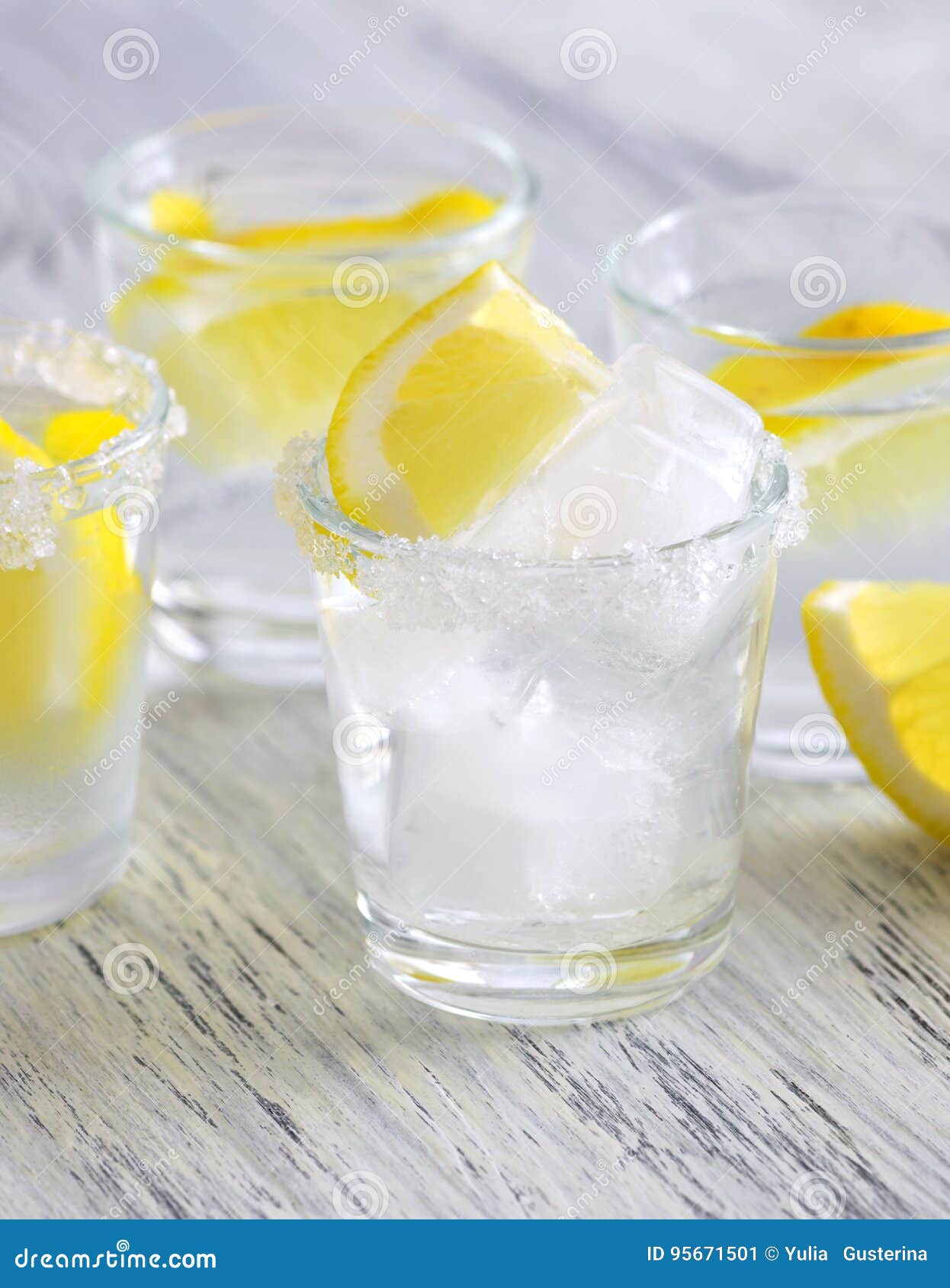 Cocktail Mit Wodka Und Zitrone Wodka Mit Eis Stockbild Bild von