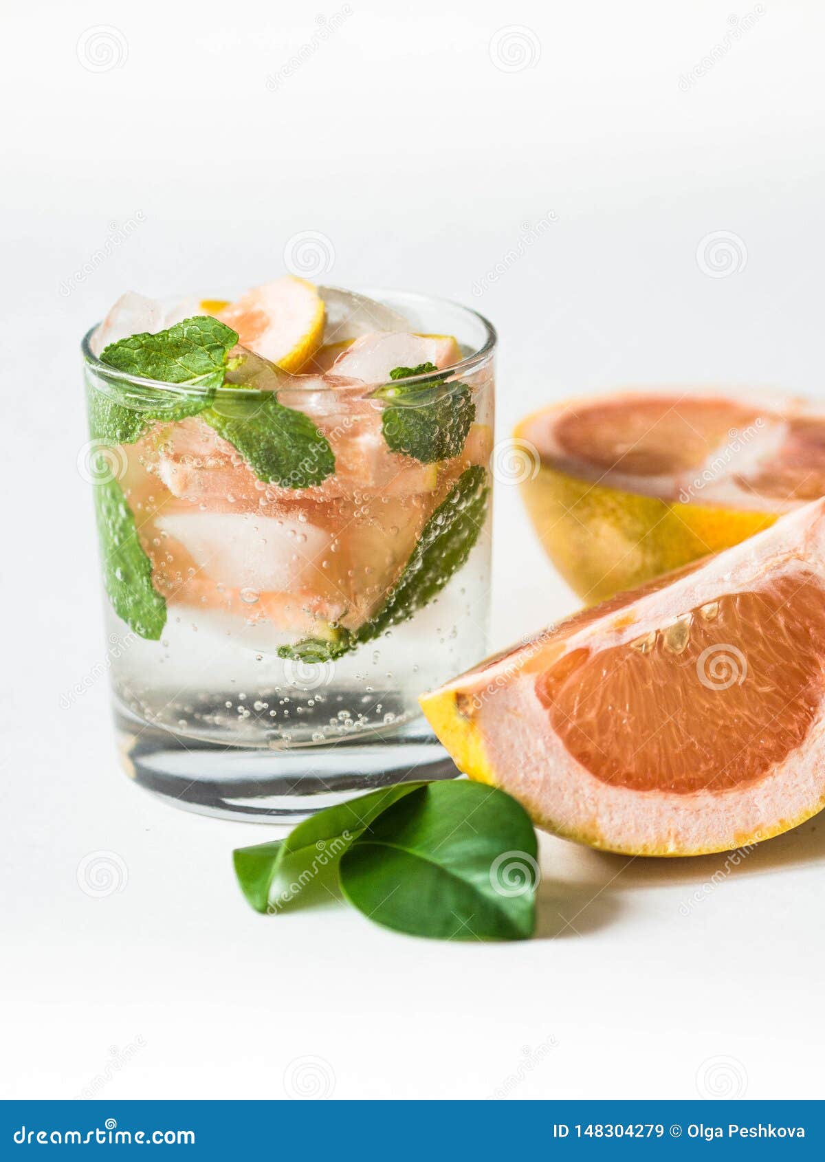 Cocktail Oder Limonade Mit Minze Und Pampelmuse Im Glas Fruchtlimonade ...