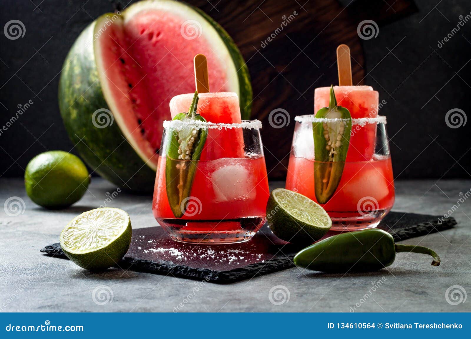 Cocktail Piccante Della Margarita Del Ghiacciolo Dell Anguria Con Il Jalapeno E La Calce Bevanda Alcolica Messicana Per Il Partit Fotografia Stock Immagine Di Margarita Barra